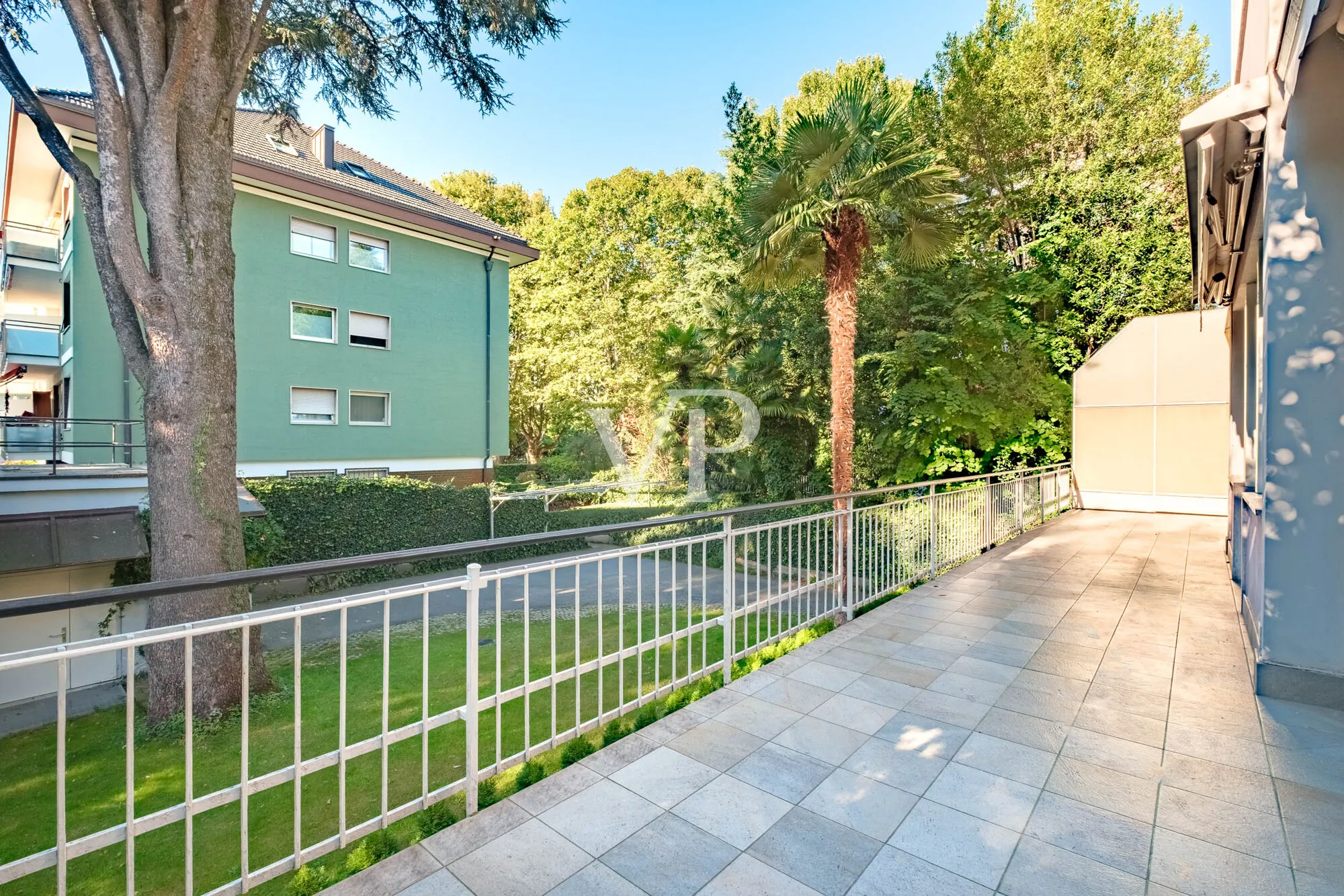 Elegante und großzügige Fünf-Zimmer-Wohnung mit Terrasse