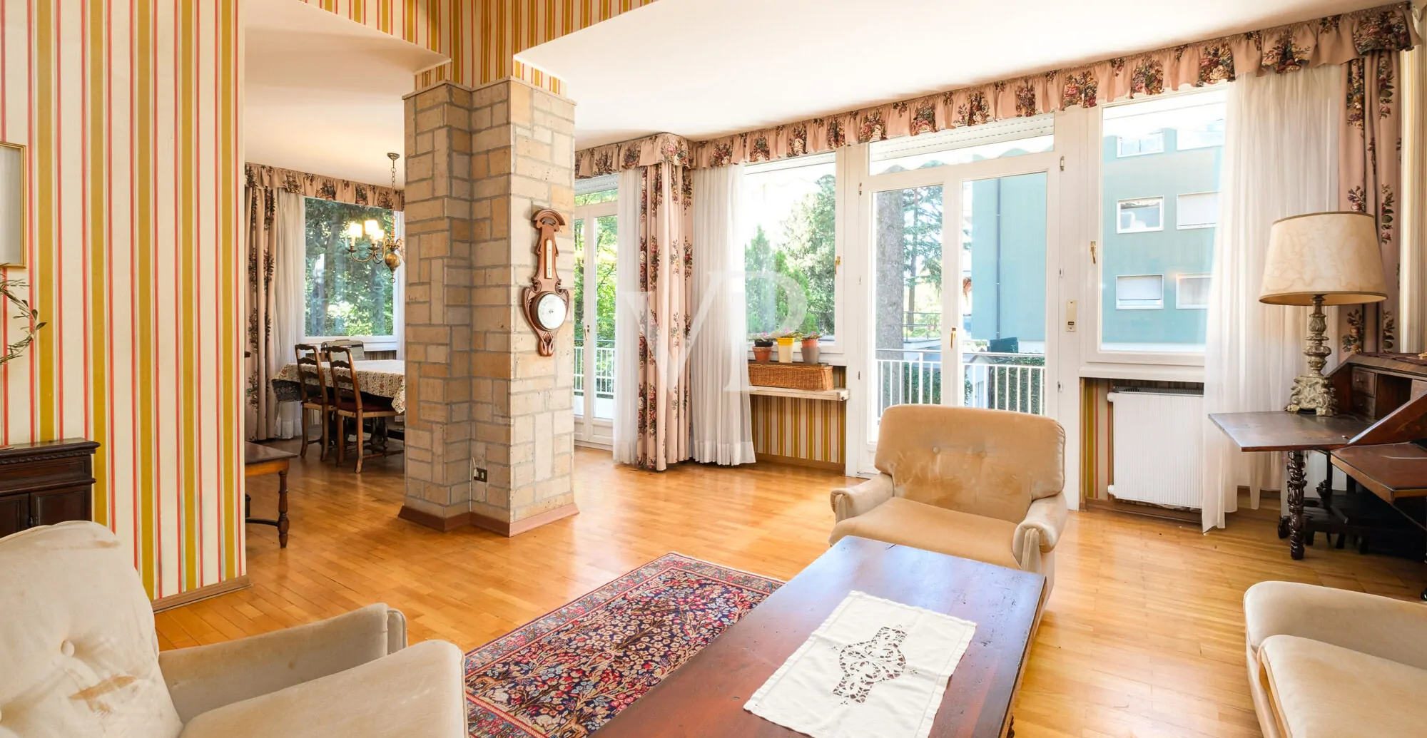 Elegante und großzügige Fünf-Zimmer-Wohnung mit Terrasse