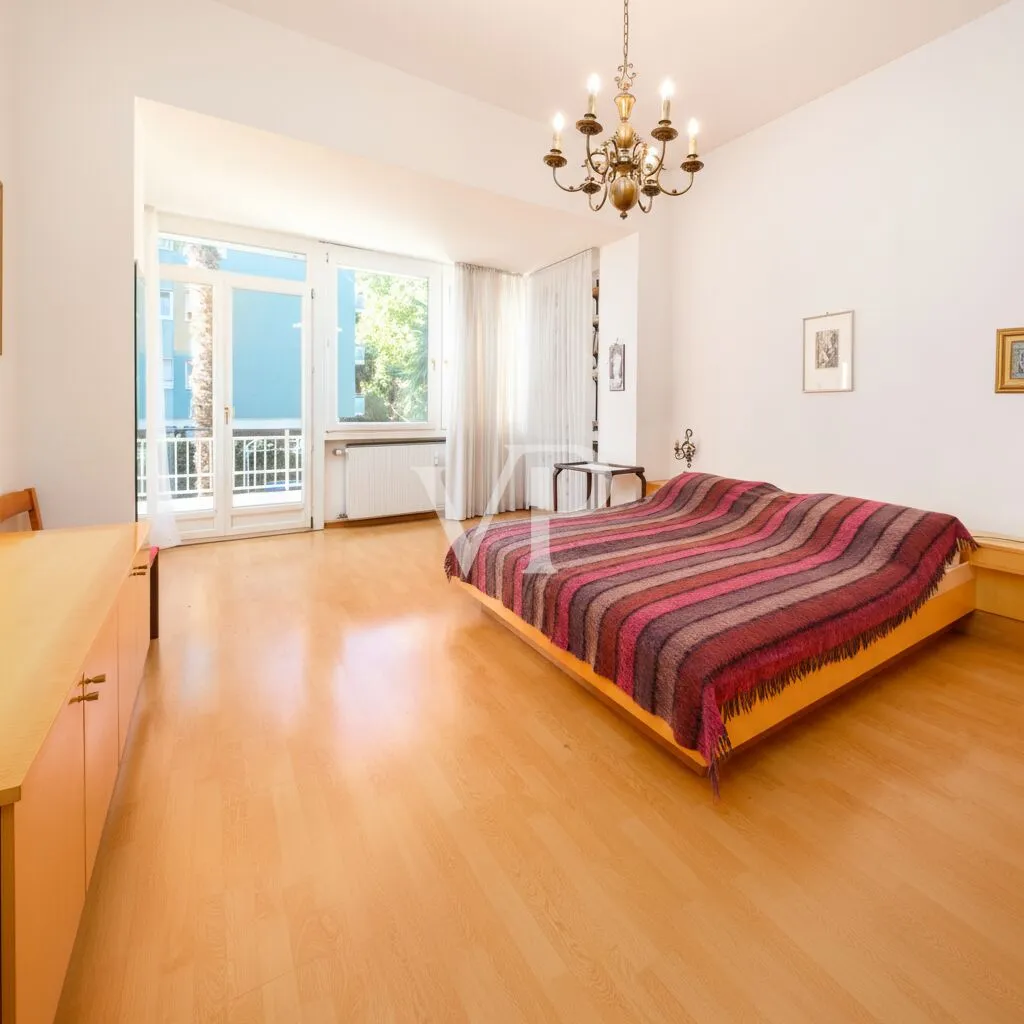 Elegante und großzügige Fünf-Zimmer-Wohnung mit Terrasse