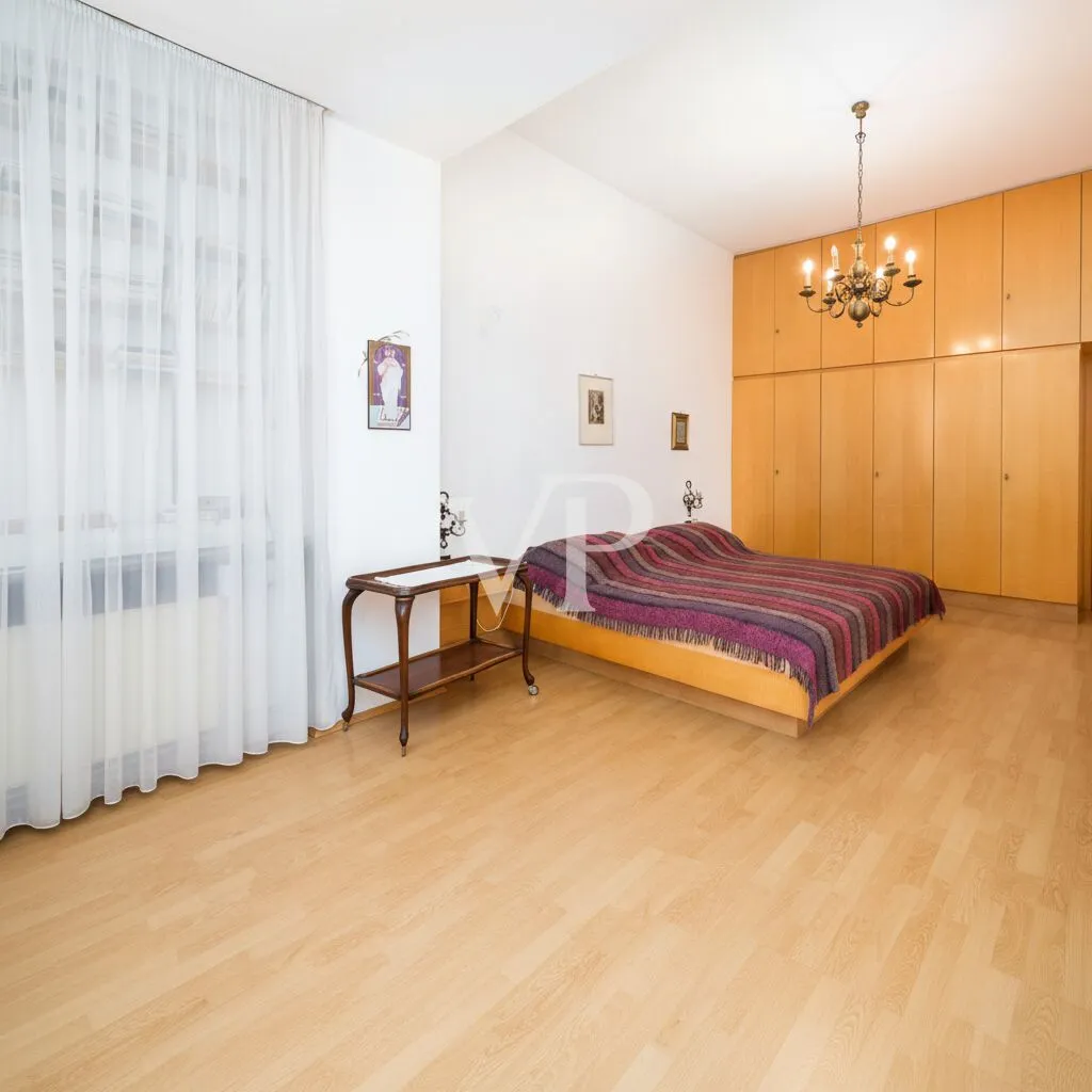 Elegante und großzügige Fünf-Zimmer-Wohnung mit Terrasse