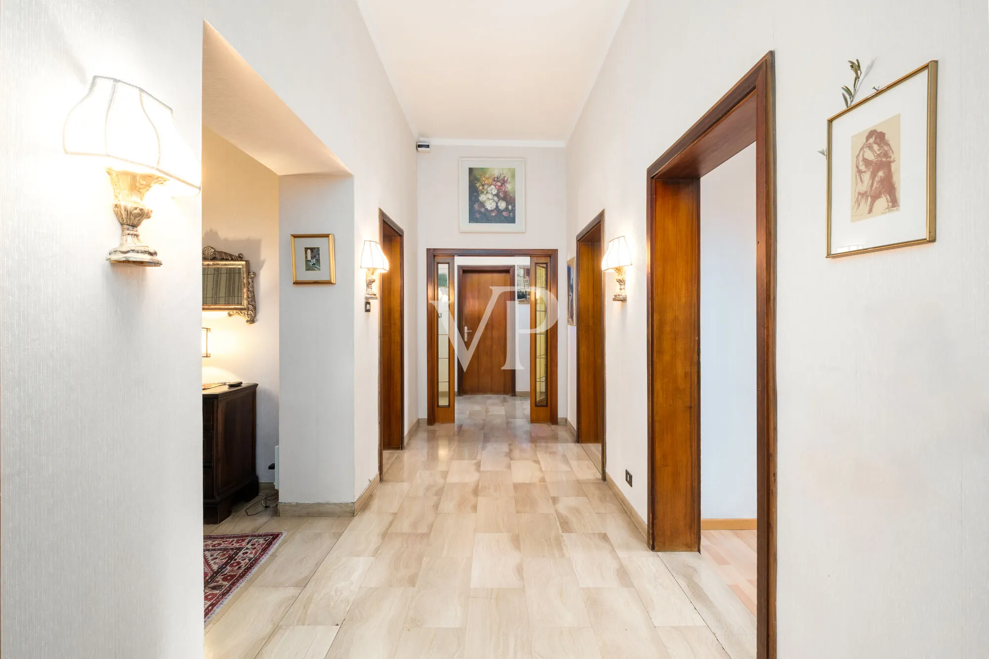 Elegante und großzügige Fünf-Zimmer-Wohnung mit Terrasse