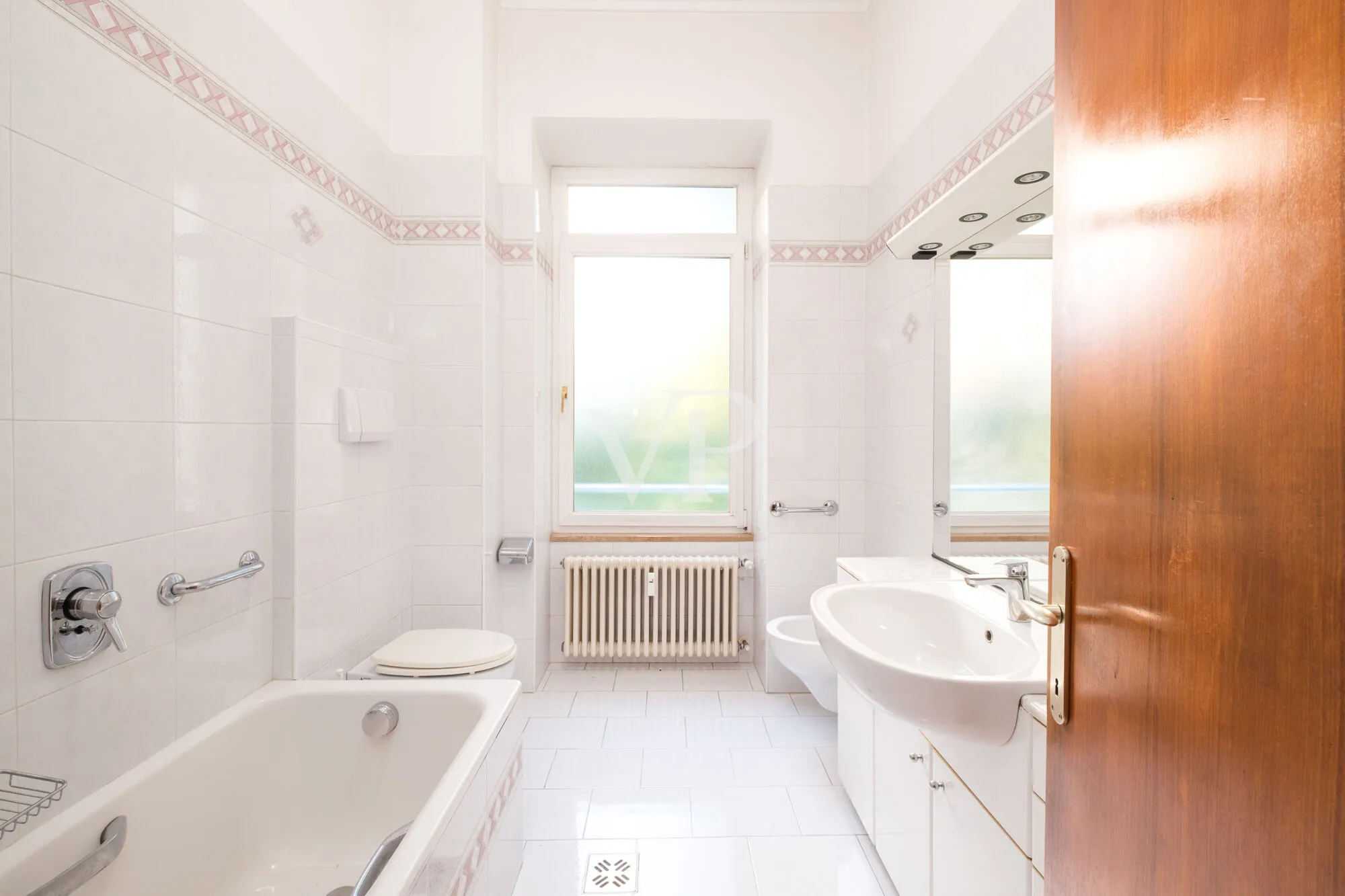 Elegante und großzügige Fünf-Zimmer-Wohnung mit Terrasse