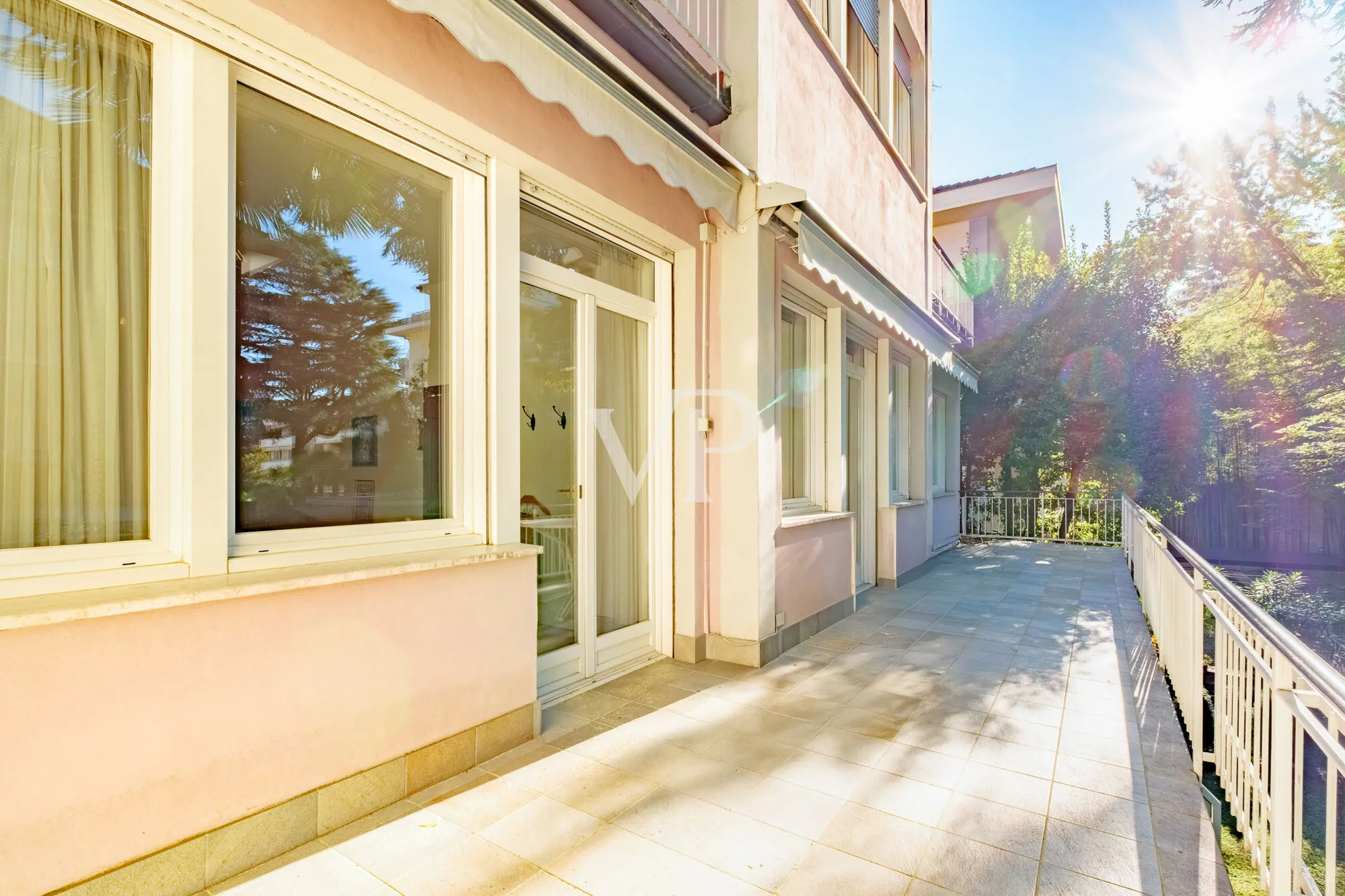 Elegante und großzügige Fünf-Zimmer-Wohnung mit Terrasse