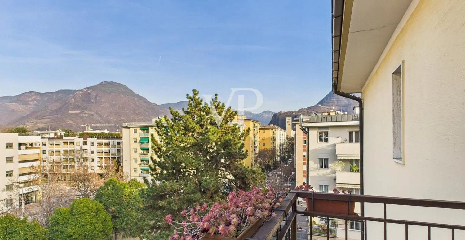 Bolzano: Luminoso ed ampio trilocale in via Palermo