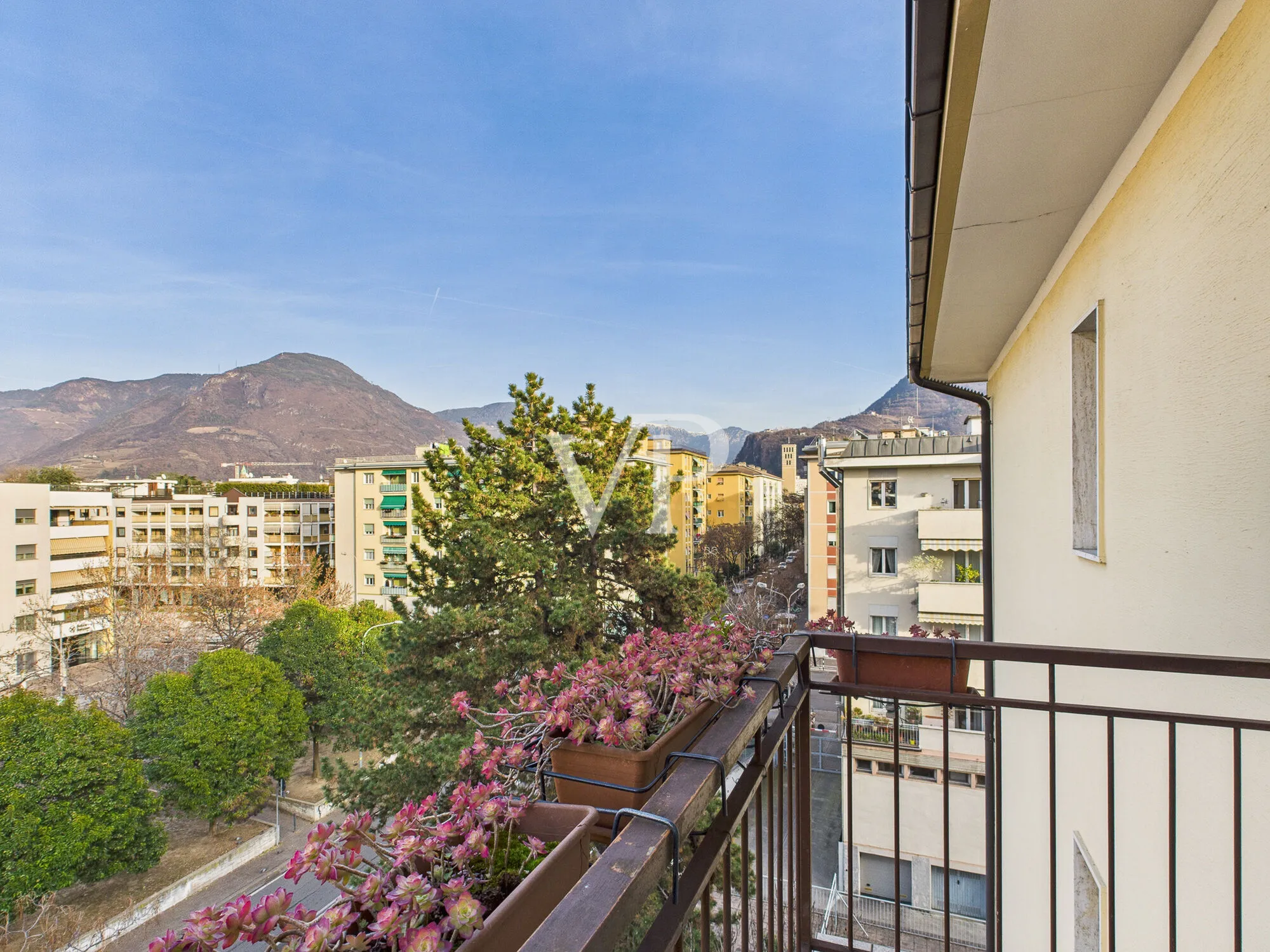 Bolzano: Luminoso y espacioso apartamento de tres habitaciones en via Palermo