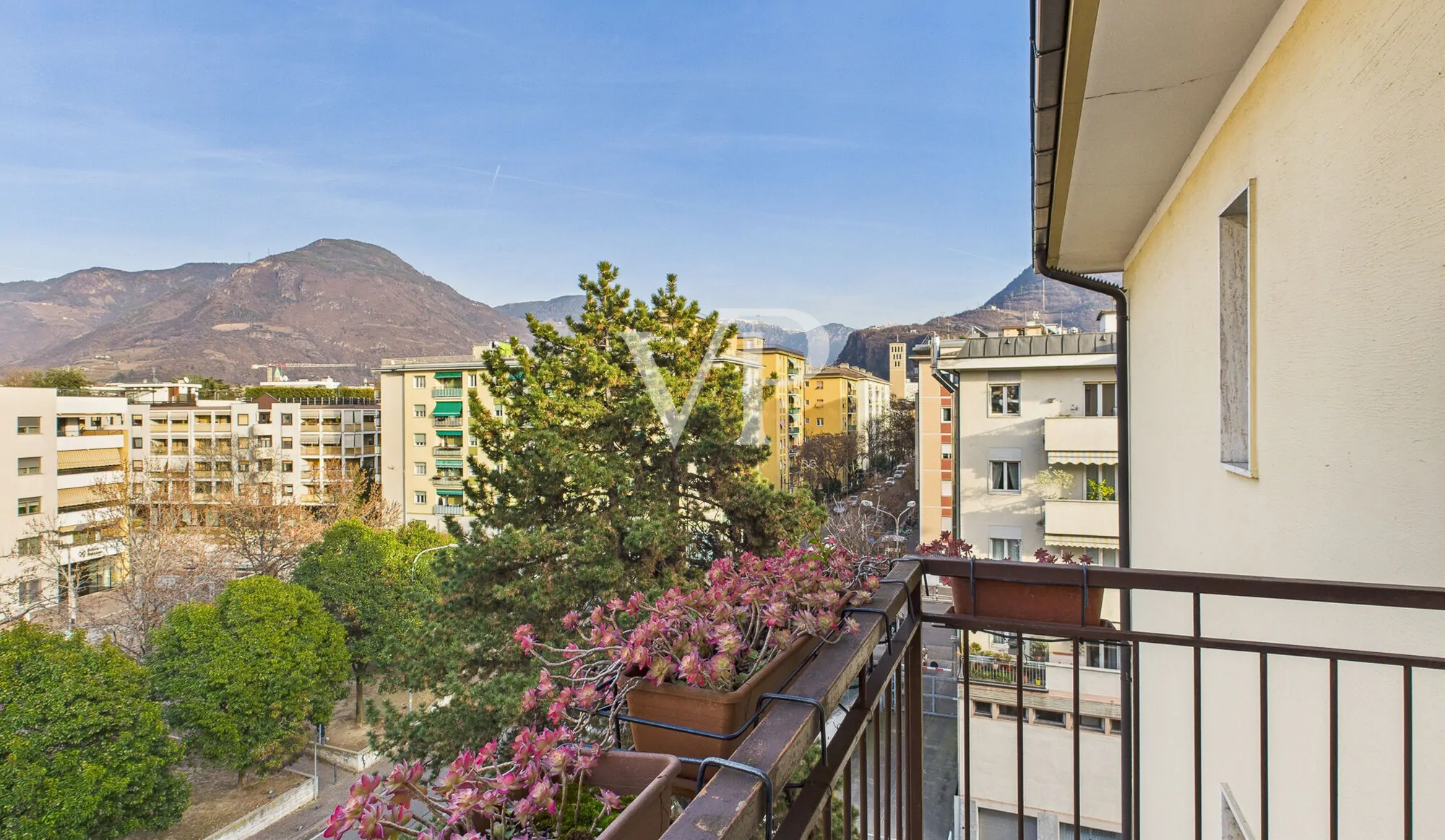 Bolzano: Luminoso ed ampio trilocale in via Palermo