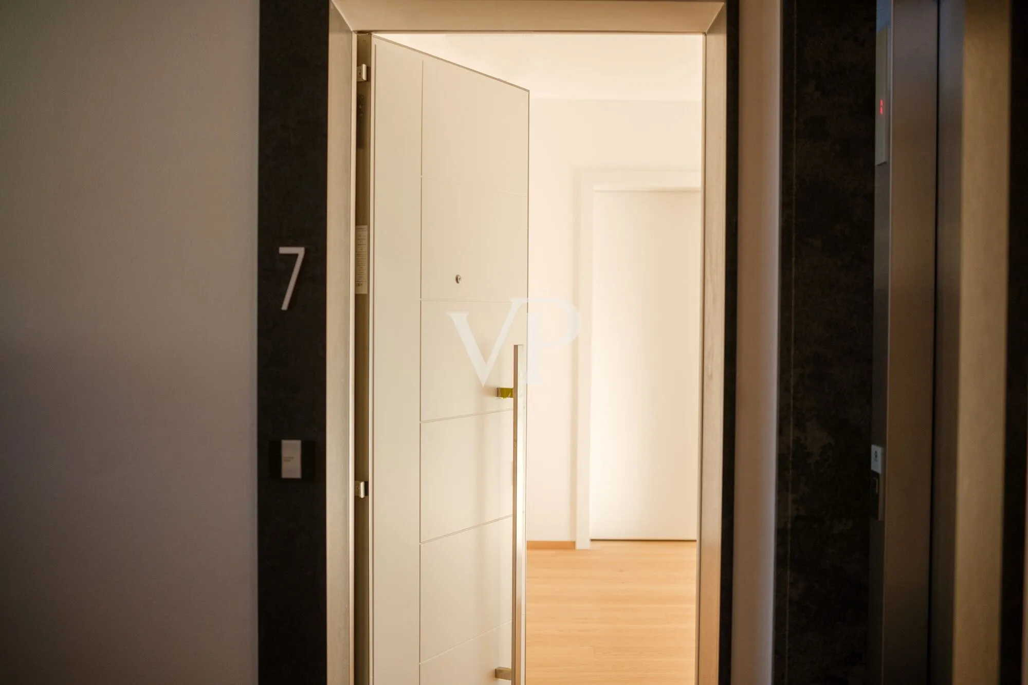 ZARA ELEVEN: Elegante Apartamento de Cuatro Habitaciones de Nueva Construcción con Terraza y Garaje