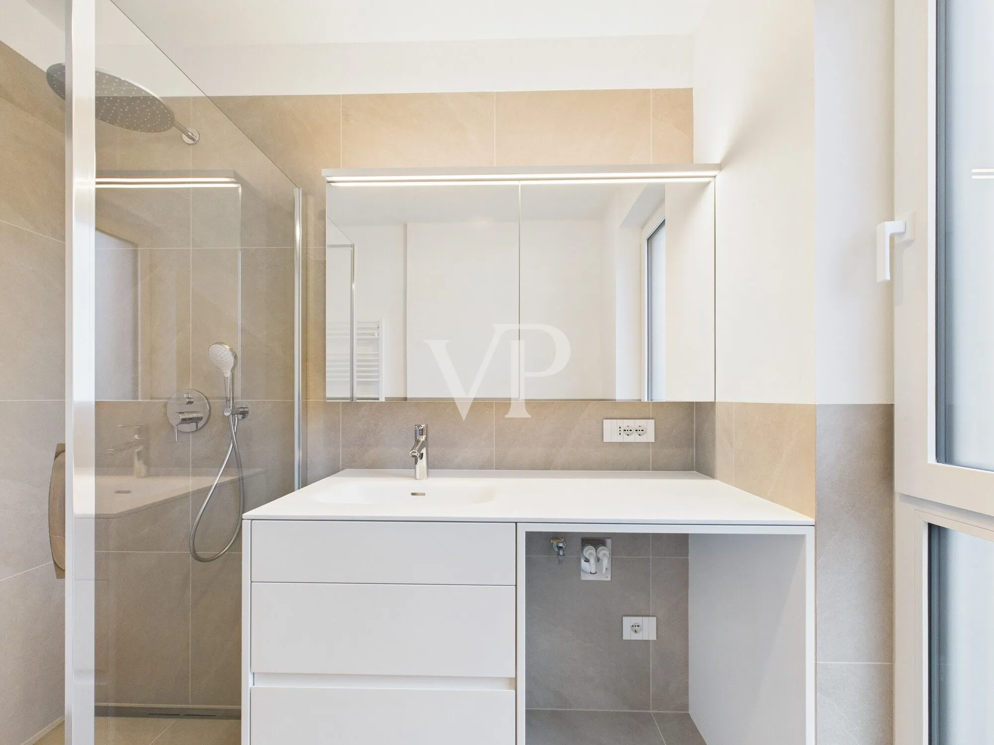 ZARA ELEVEN: Elegant Newly Built Four Bedroom Apartment with Terrace and Garage