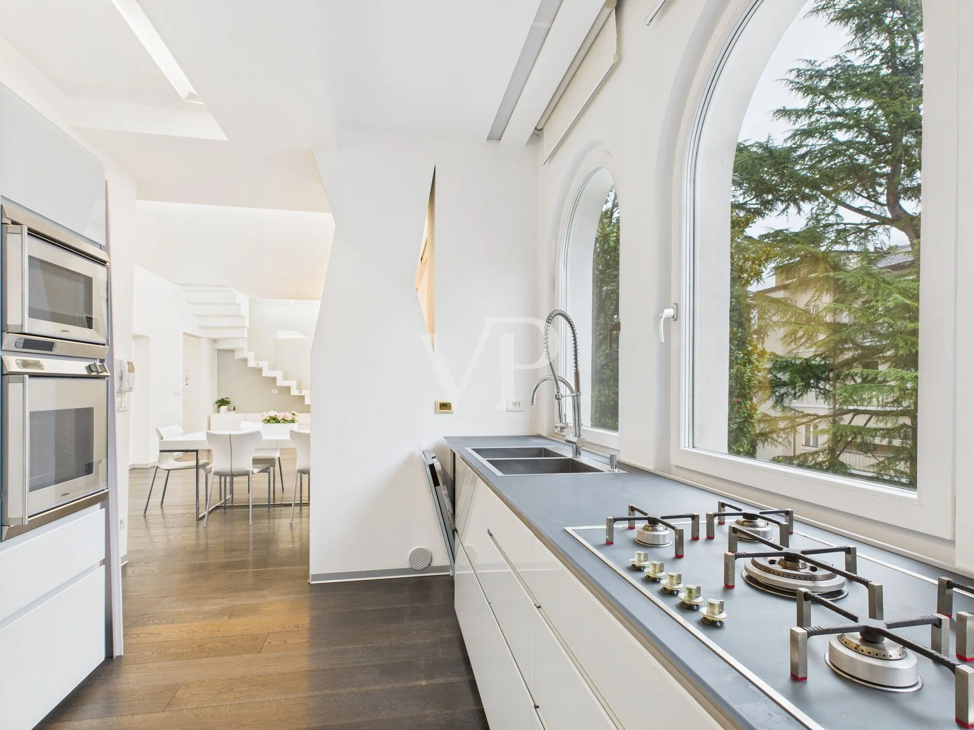 Elegante ático con jardín privado y vistas al Catinaccio