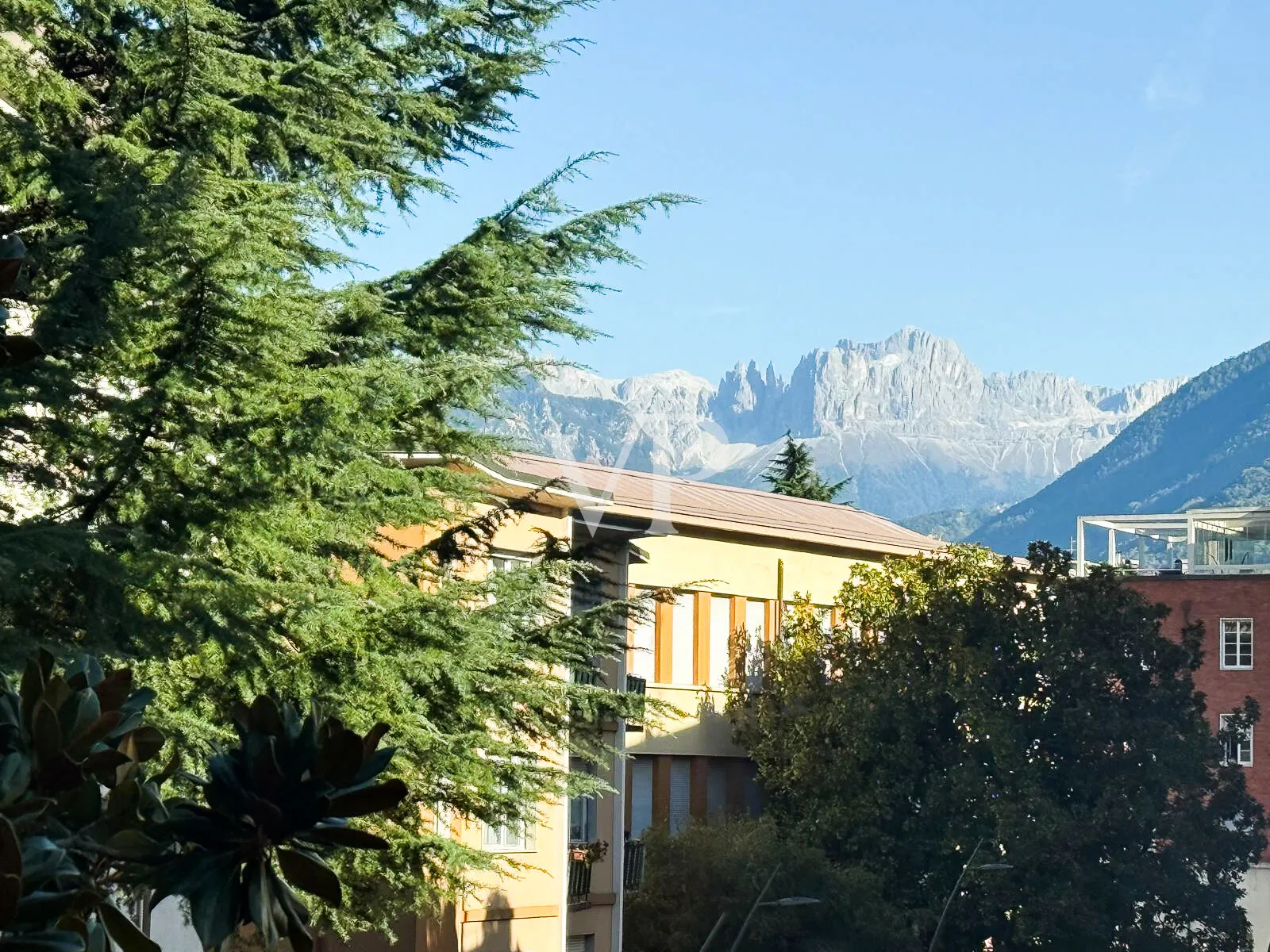 Elegante ático con jardín privado y vistas al Catinaccio