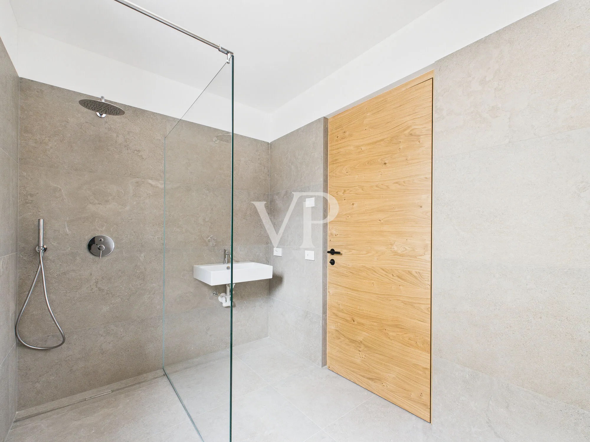 C/1: Moderne Drei-Zimmer-Wohnung mit privatem Garten