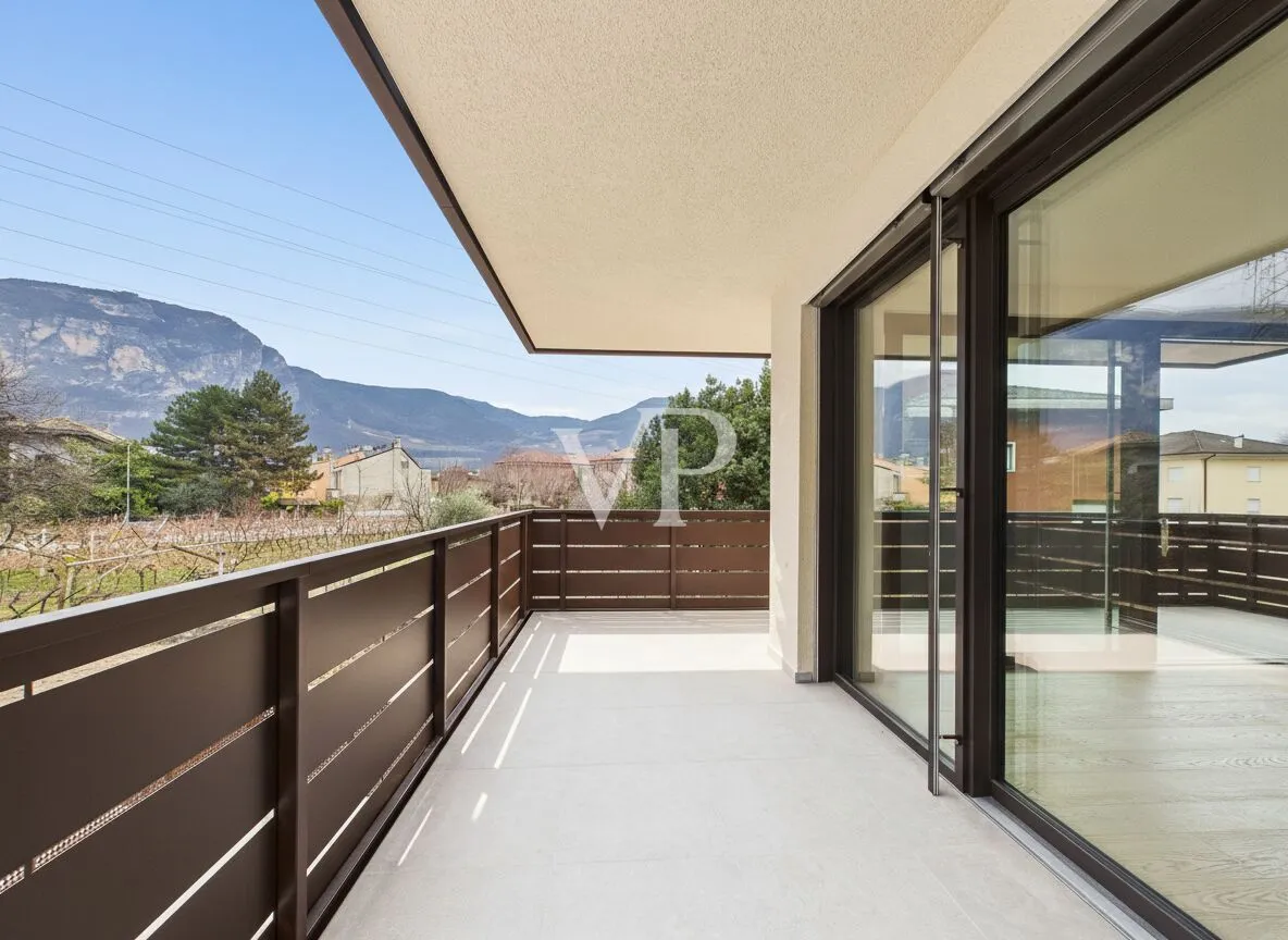 C/4: Moderne und helle Drei-Zimmer-Wohnung mit Terrasse