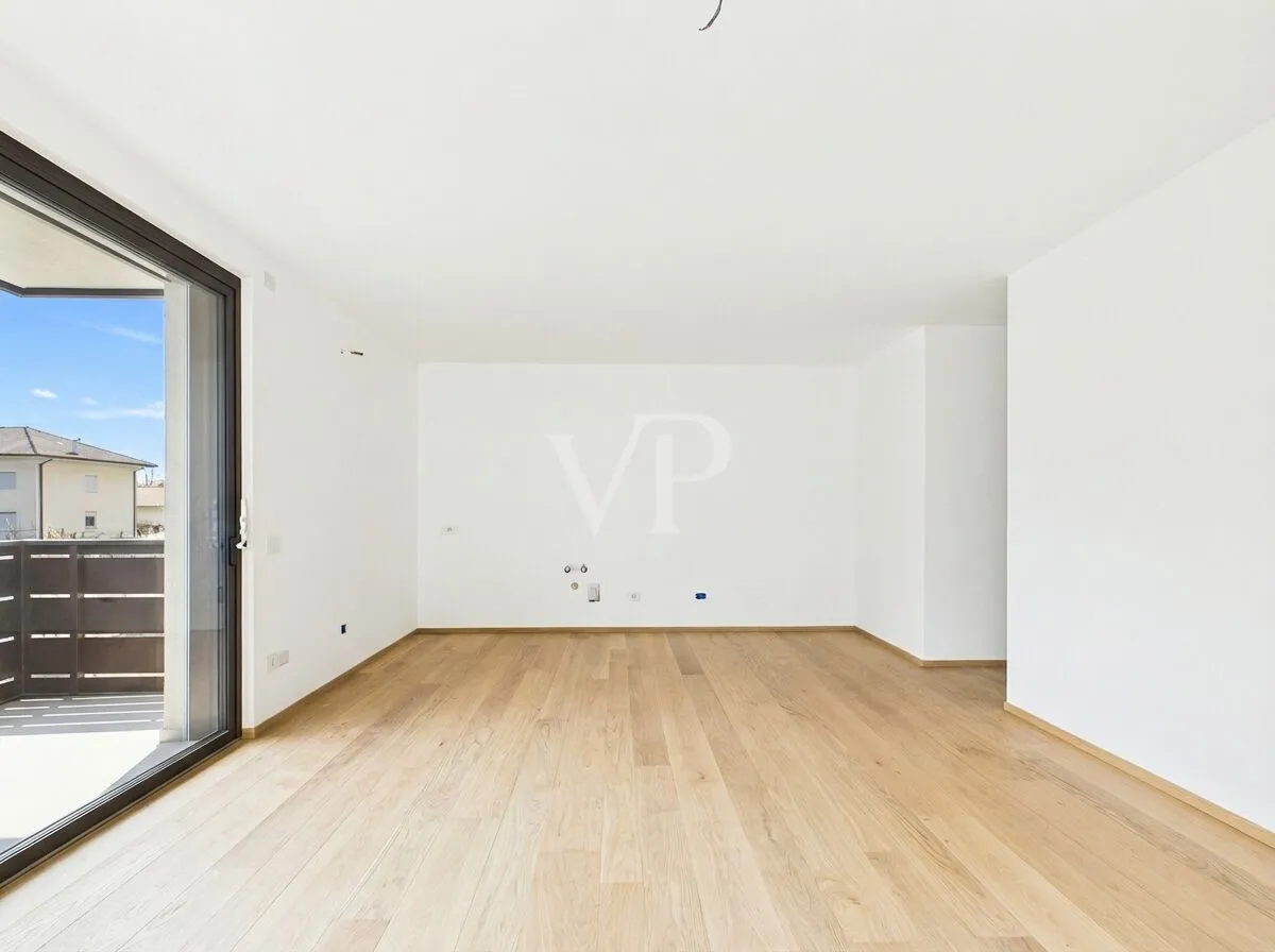 C/4: Moderne und helle Drei-Zimmer-Wohnung mit Terrasse