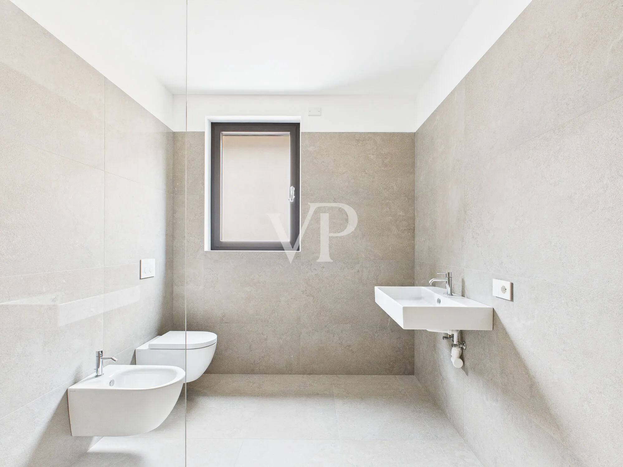 C/4: Moderne und helle Drei-Zimmer-Wohnung mit Terrasse