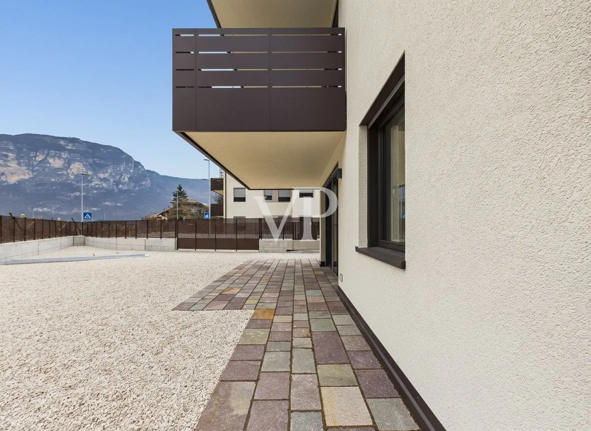 A/1: Encantador y moderno apartamento de dos dormitorios con jardín privado