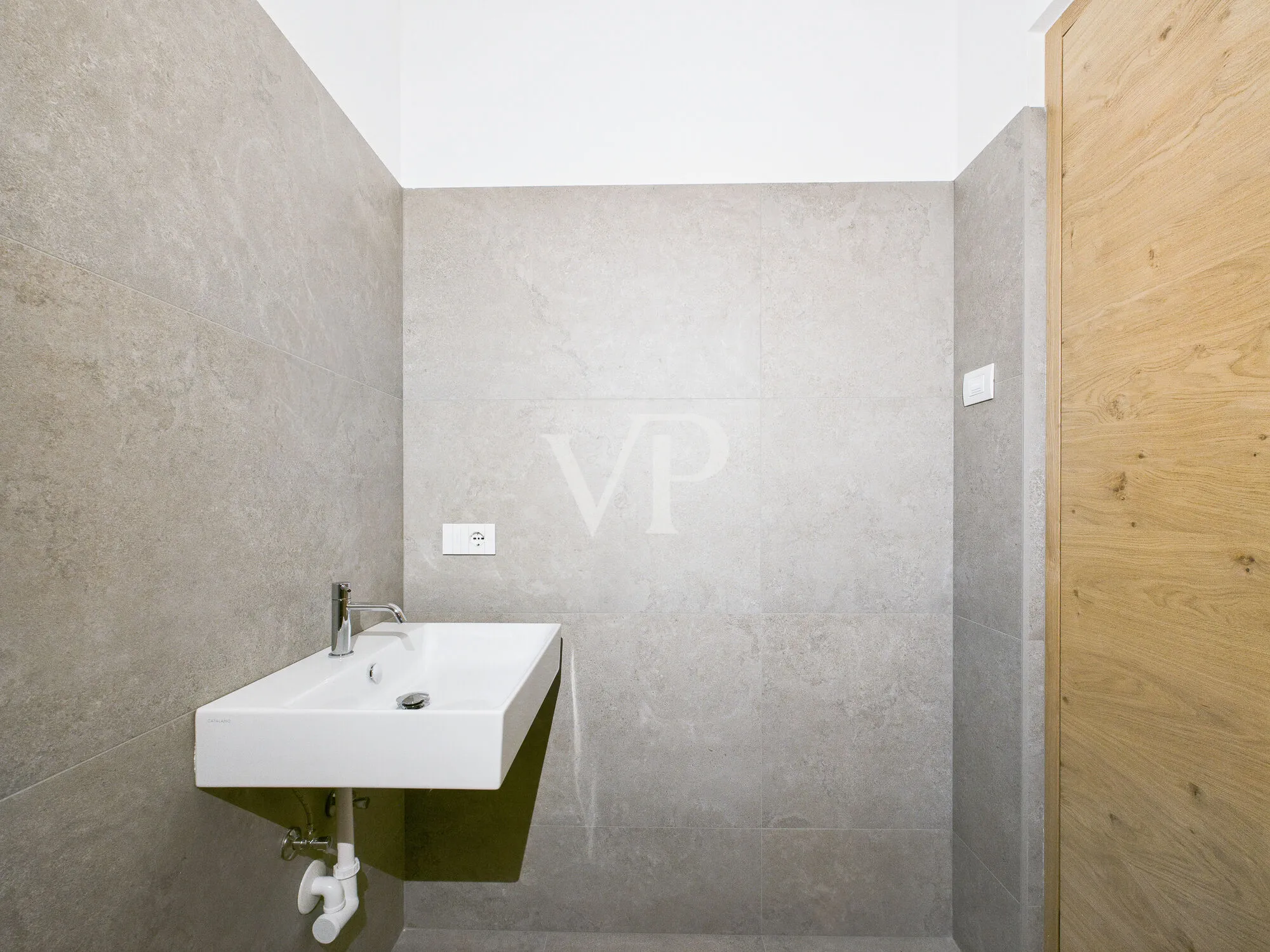 A/1: Encantador y moderno apartamento de dos dormitorios con jardín privado