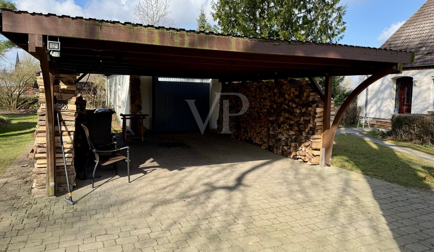 Doppelcarport samt Garage