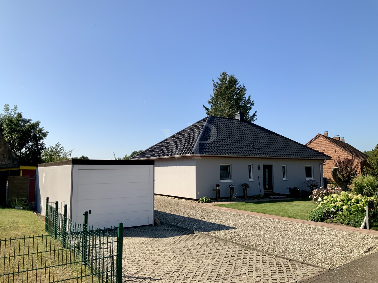 Garage mit Haus