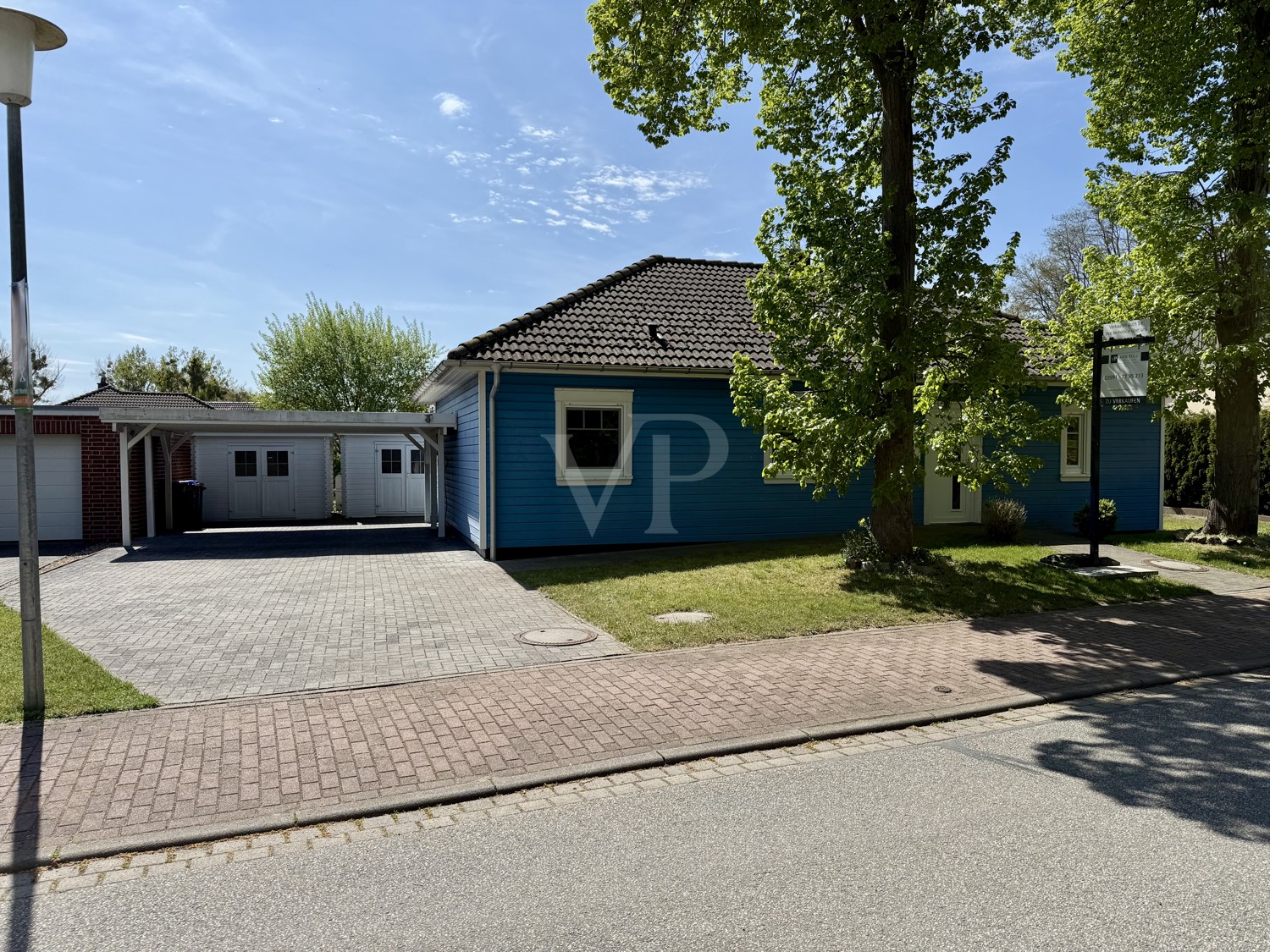 Front mit Carport