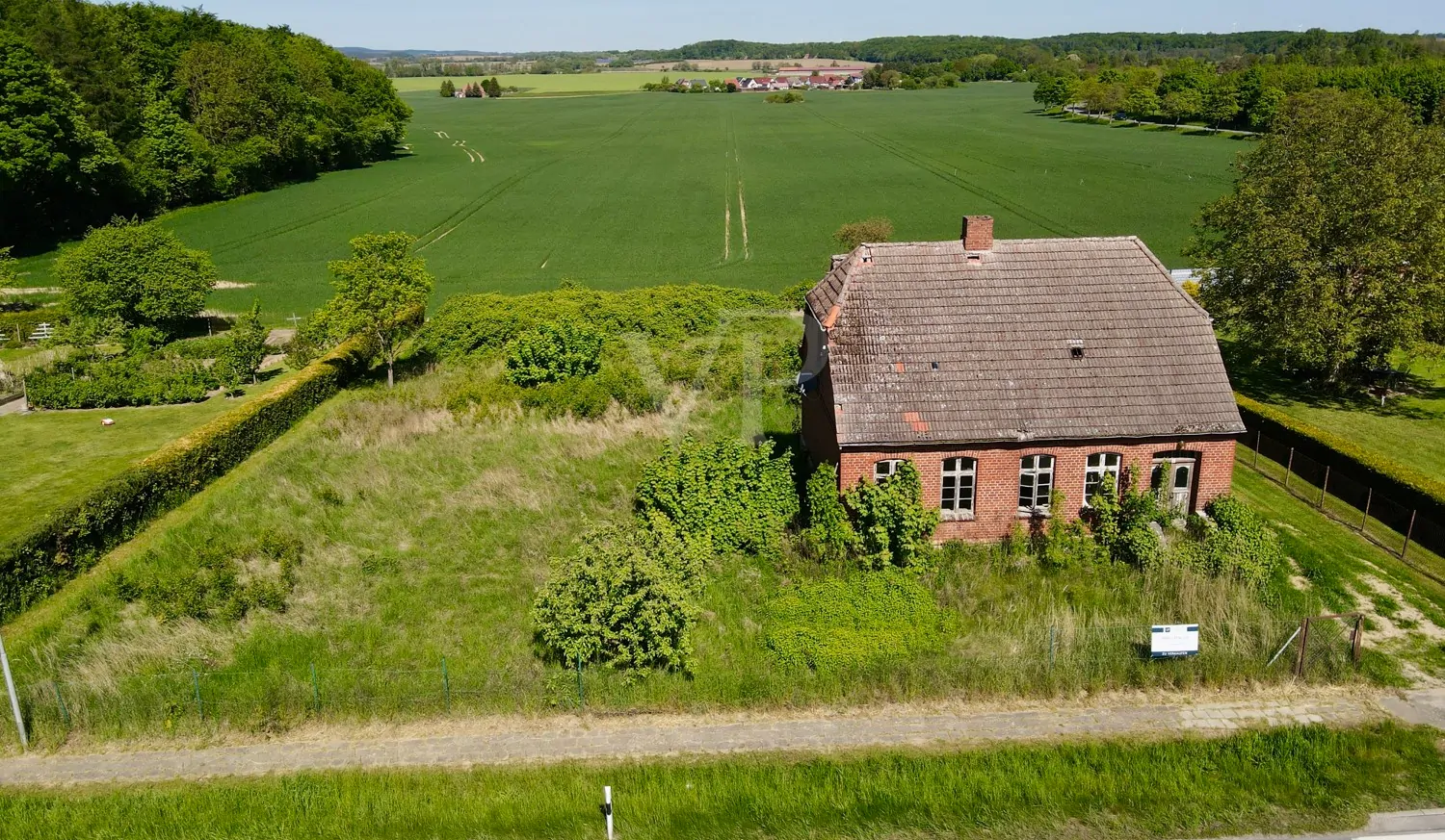 Grundstück strassenseitig