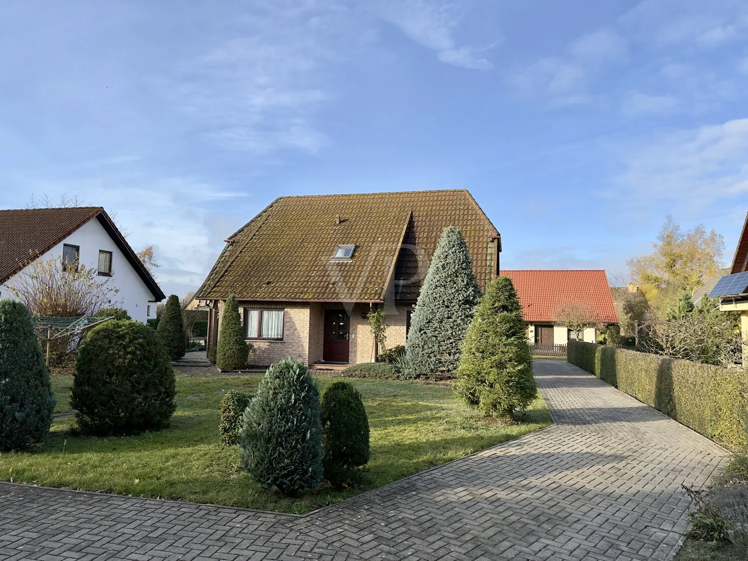 Haus von hinten samt Auffahrt