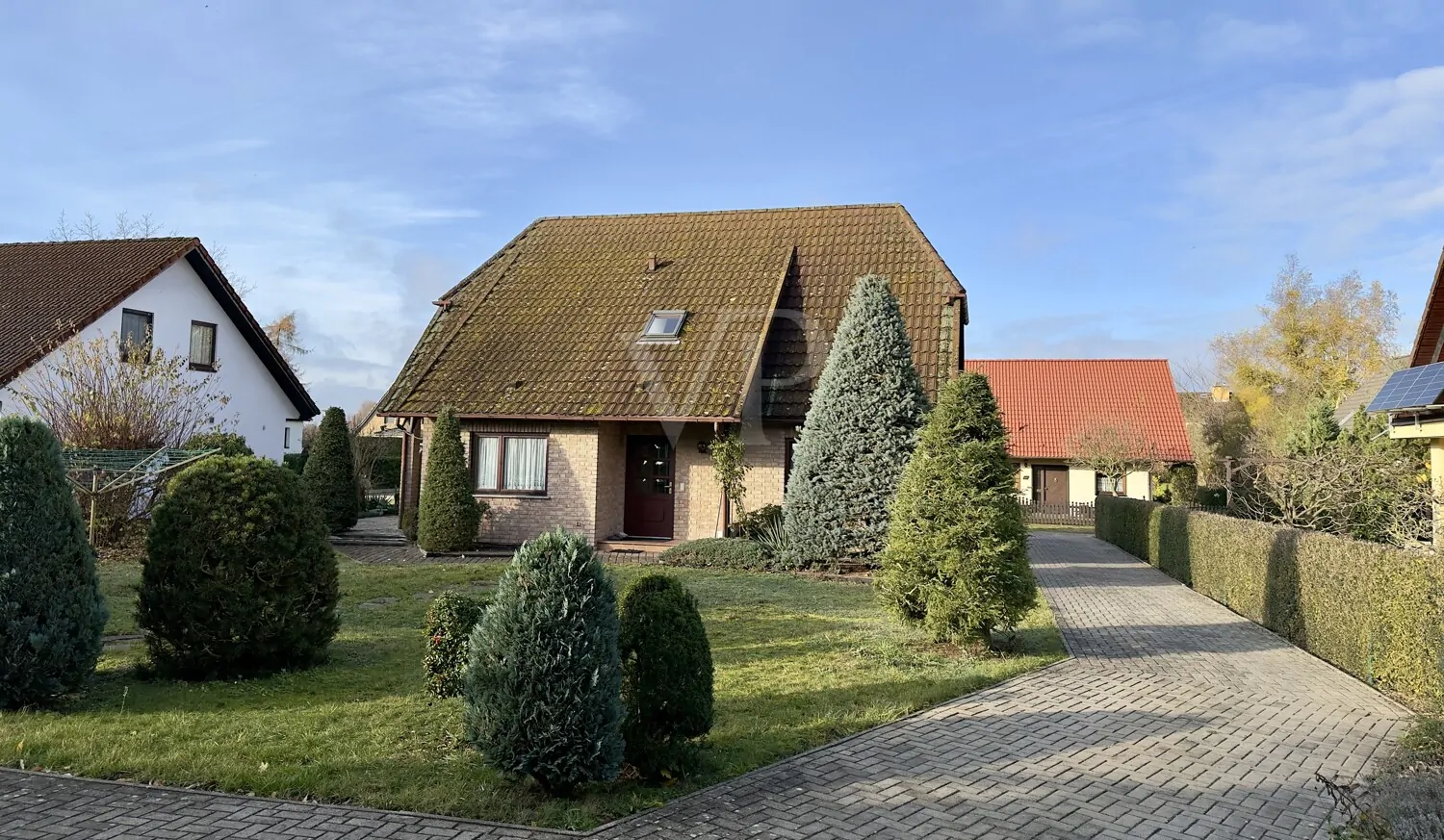 Haus von hinten samt Auffahrt