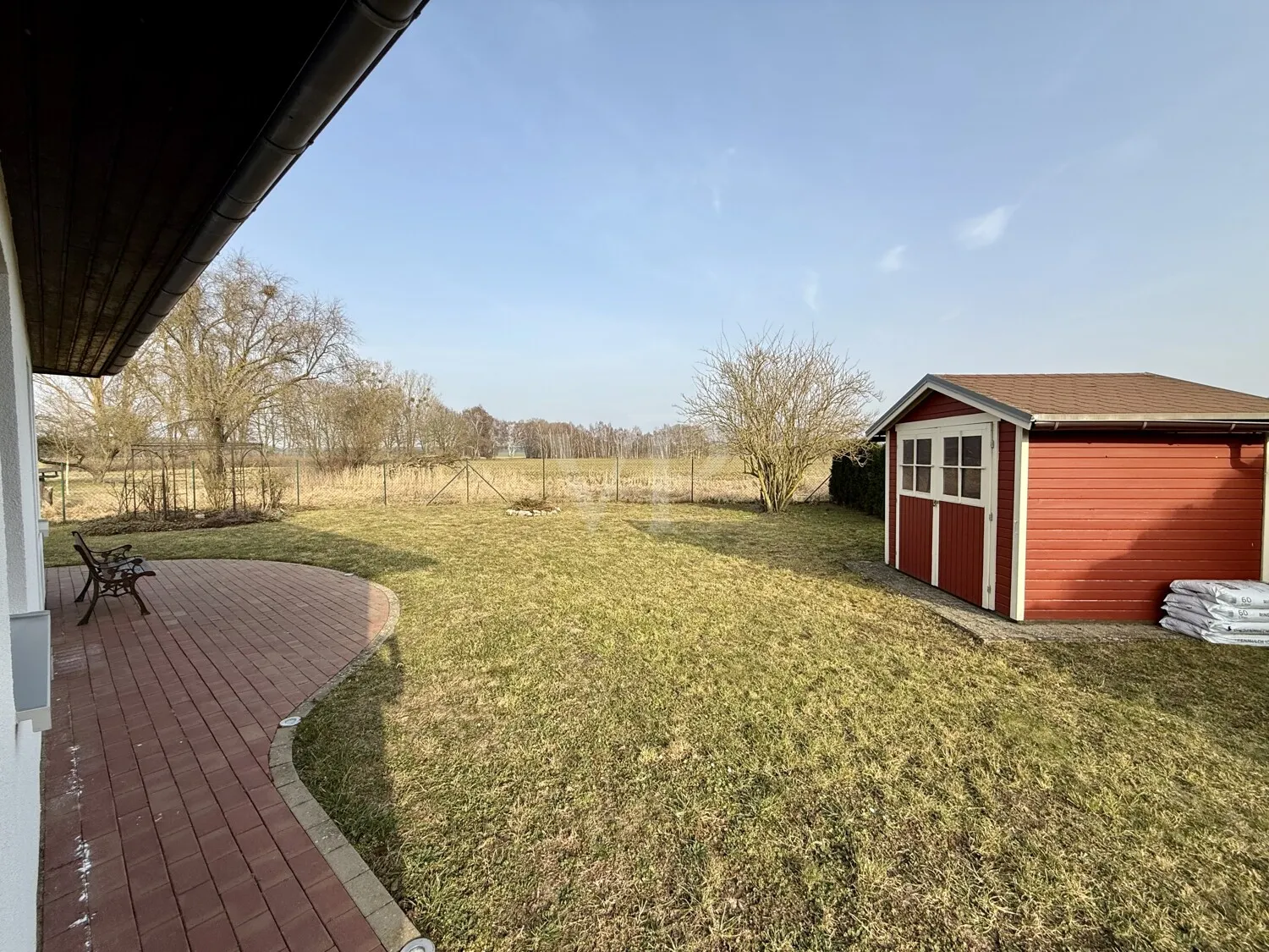 hinter dem Haus