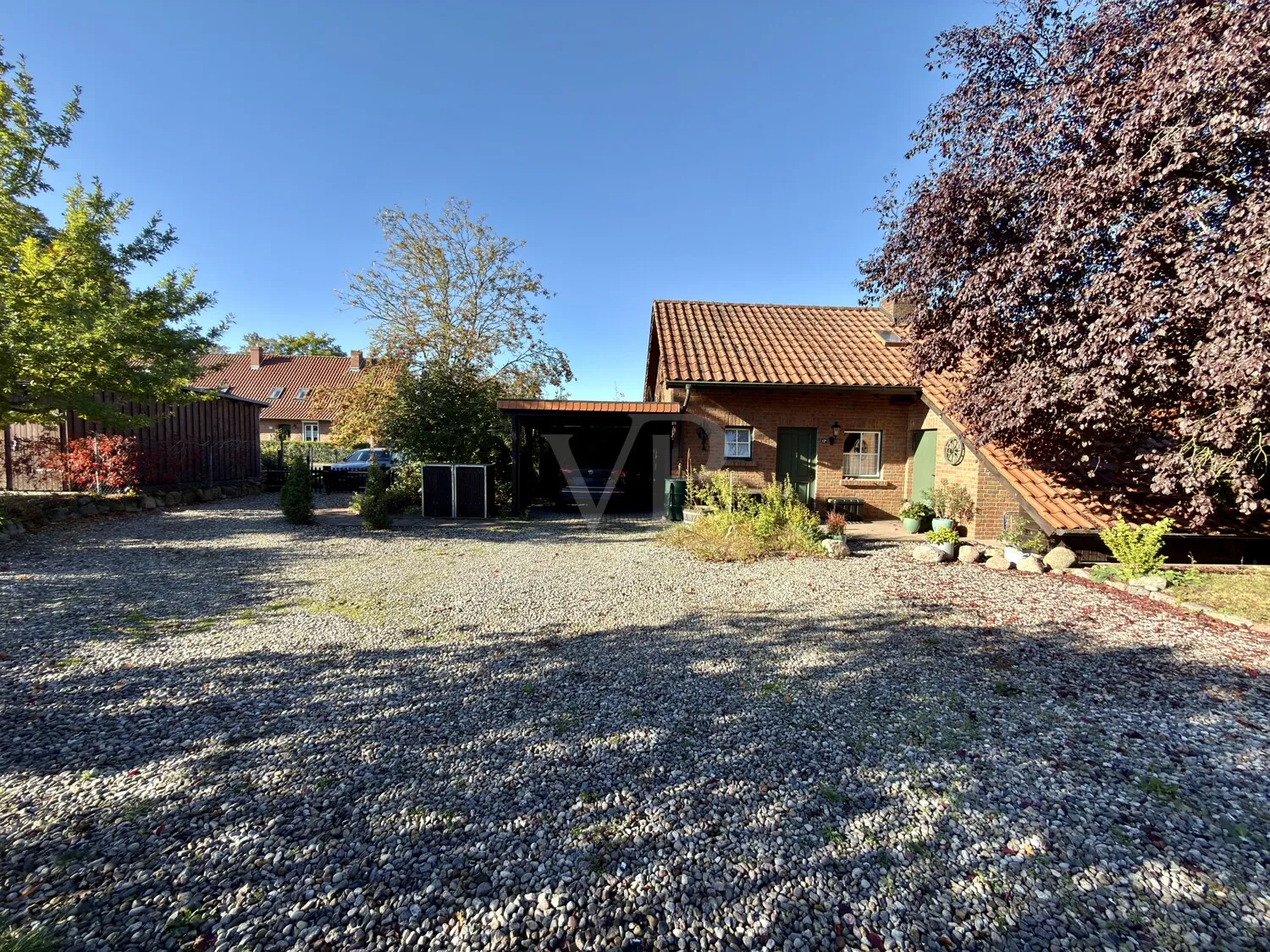 Carport und Ferienhaus