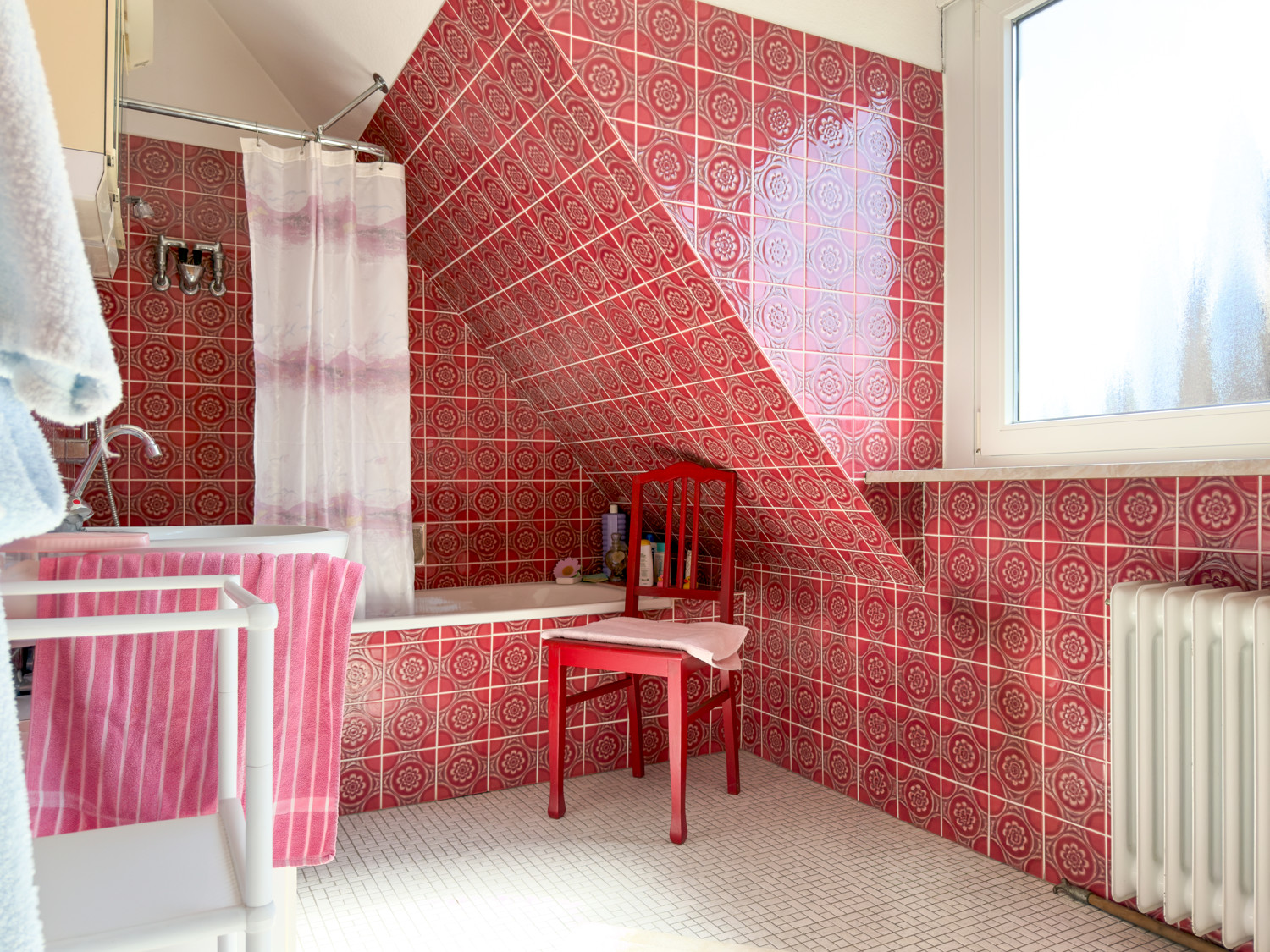 DG, Bad mit Badewanne, WC und Waschbecken