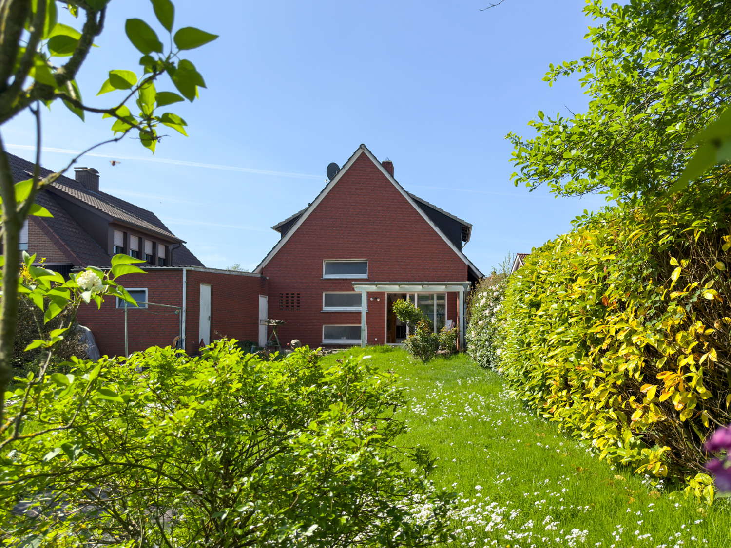 Garten und Hinteransicht Haus