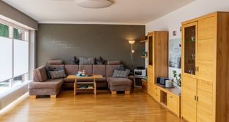 von_poll_real_estate_property_25242021_image_6