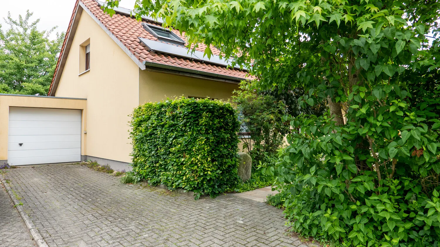 Vorgarten mit Garage
