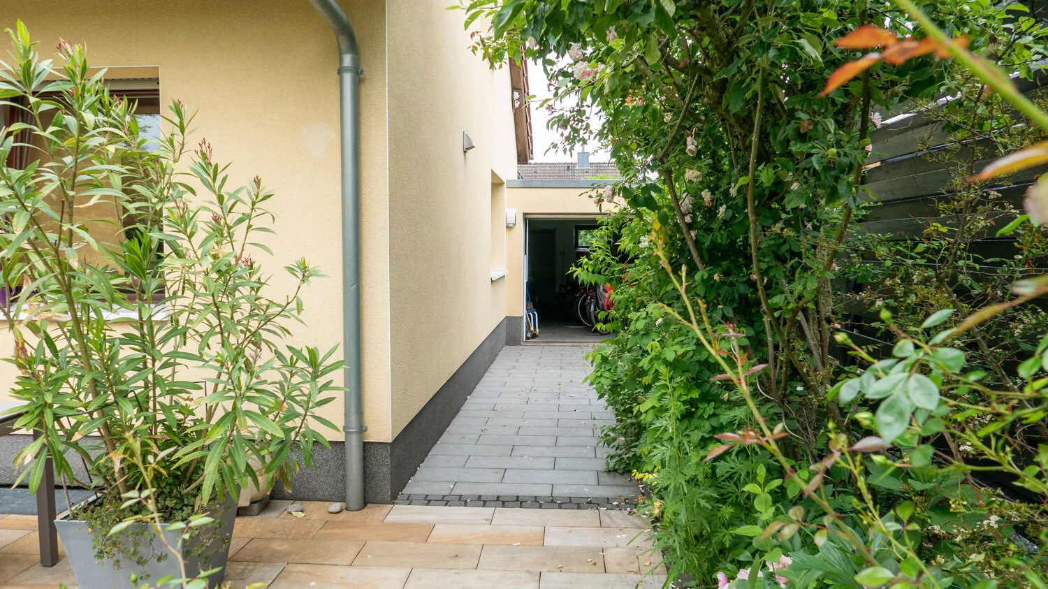 Vorgarten mit Garage