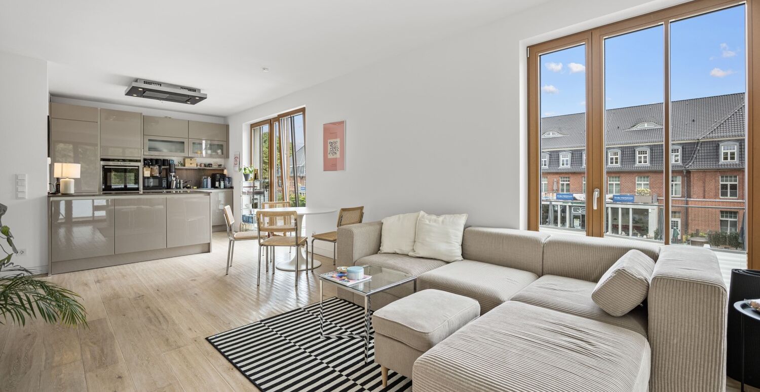 Wohnzimmer mit offener Küche