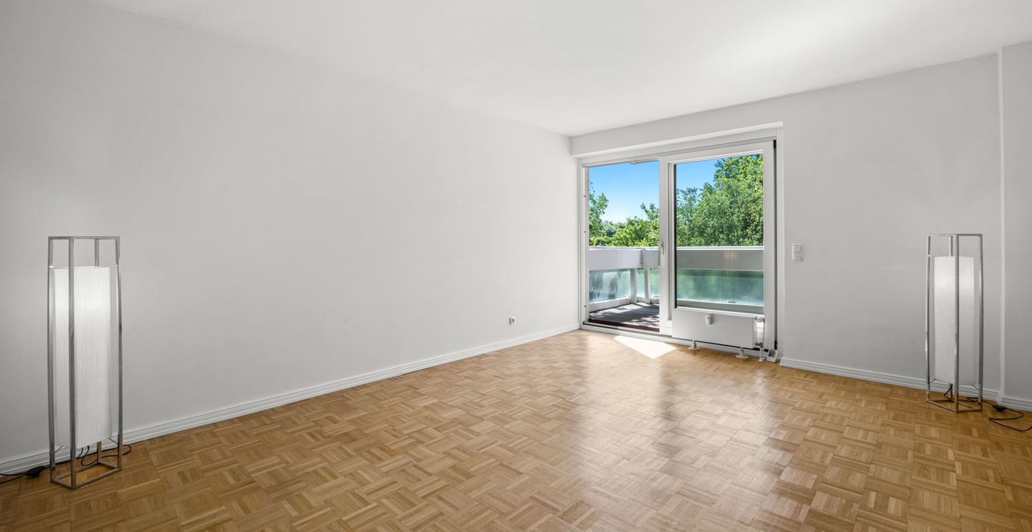 Wohnzimmer mit Balkon