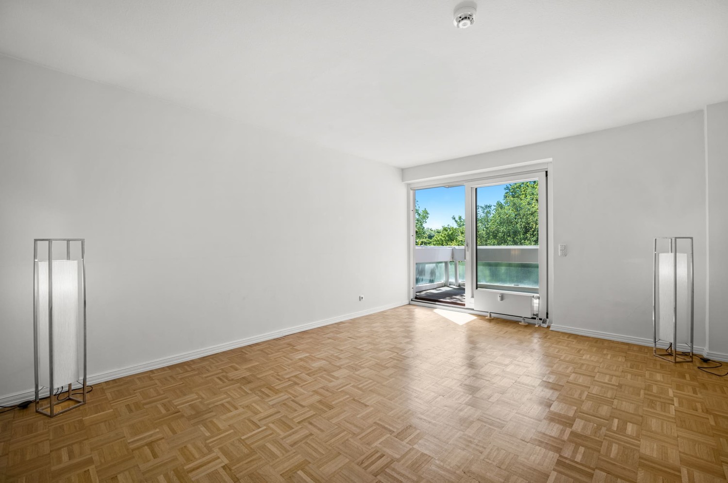 Wohnzimmer mit Balkon