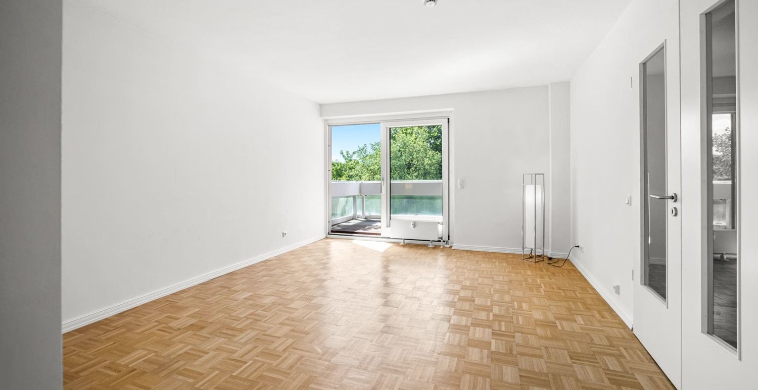 Wohnzimmer mit Zugang zum Balkon