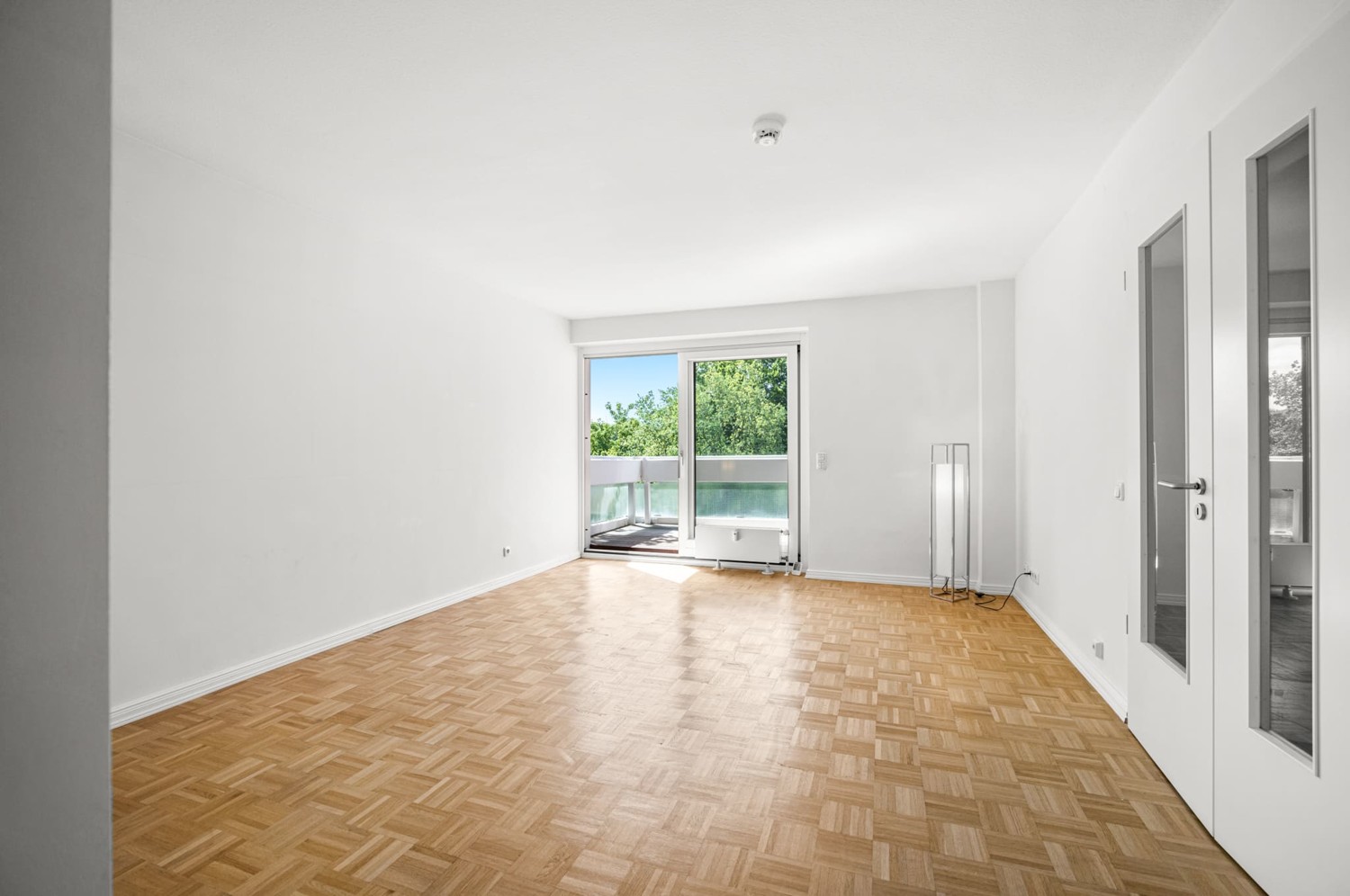 Wohnzimmer mit Zugang zum Balkon