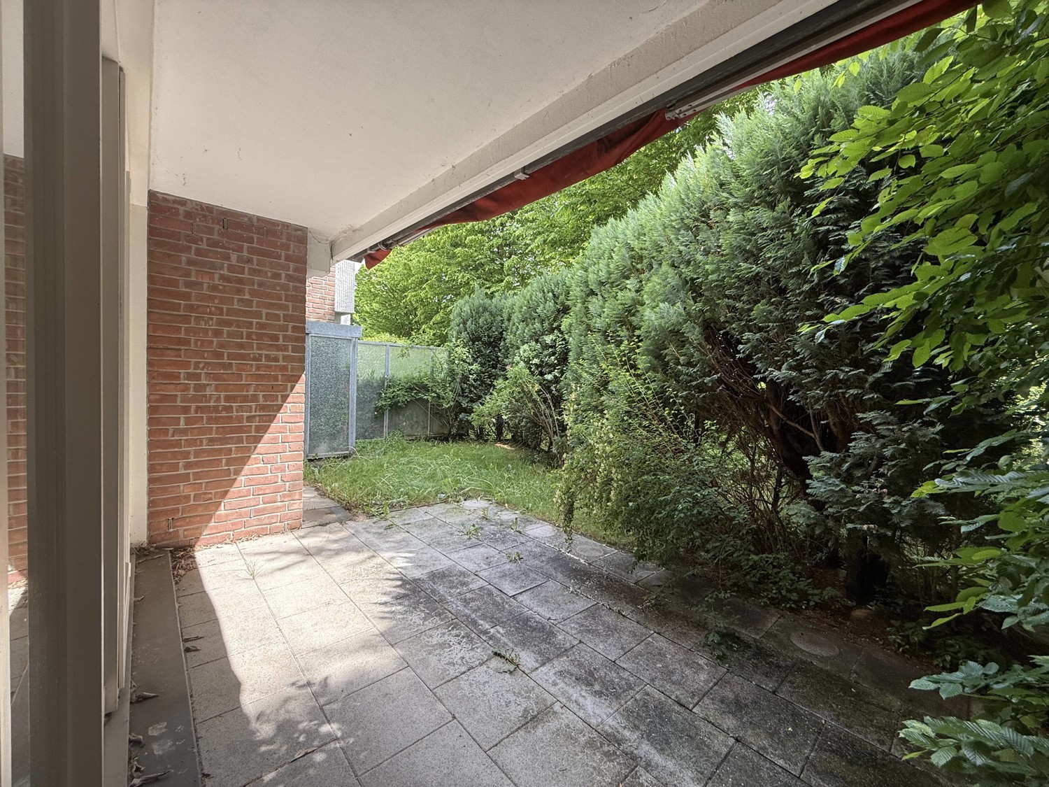 Terrasse mit kleinem Gartenanteil