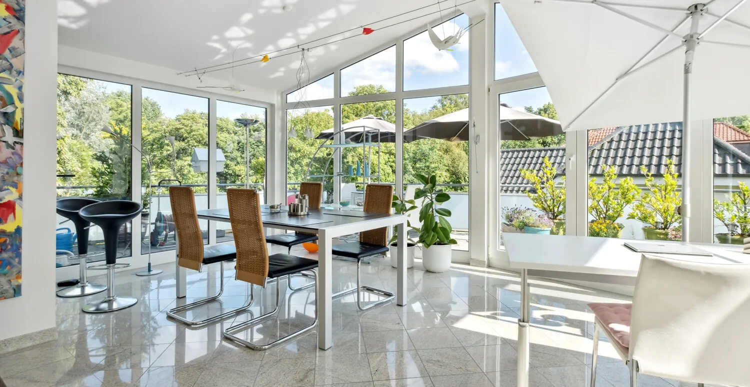 Wohnbereich mit großen Fensterflächen