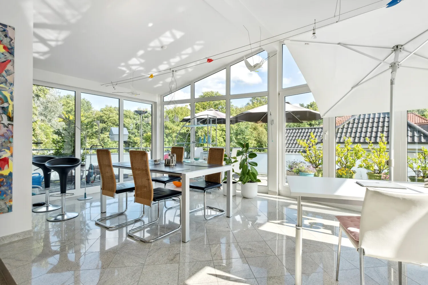 Wohnbereich mit großen Fensterflächen