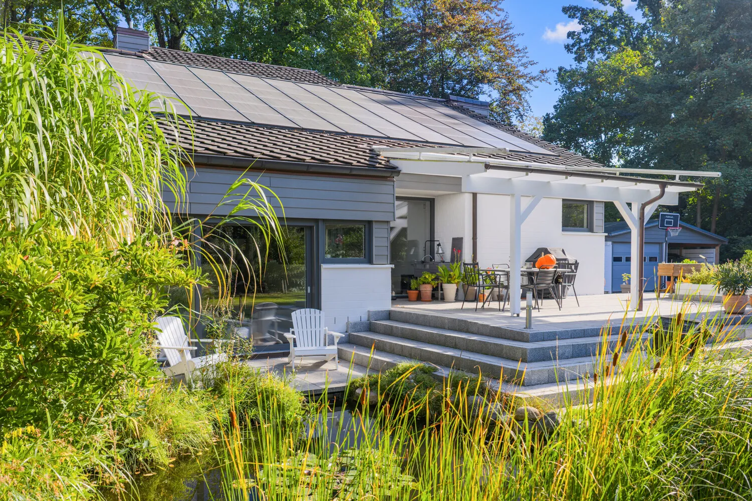 Großer Terrassenbereich mit Überdachung