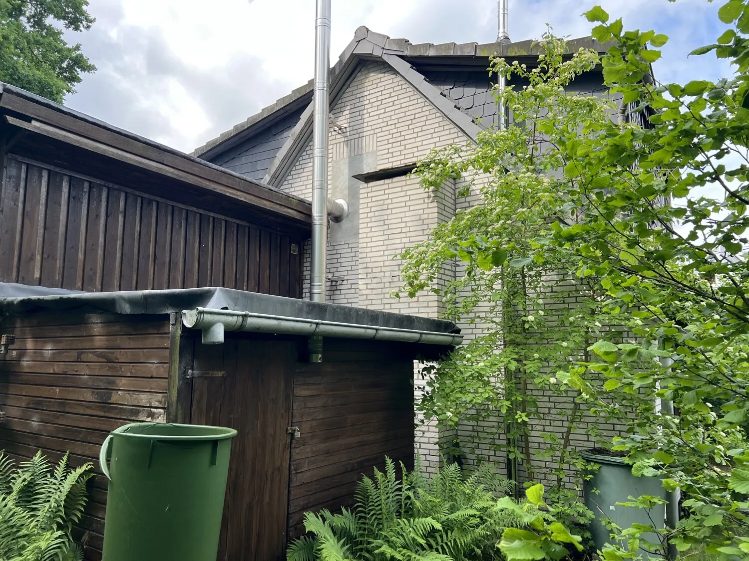 Hausansicht Gartenschuppen