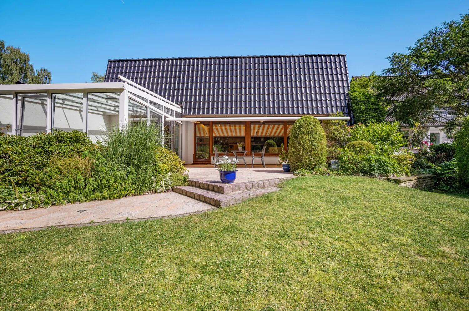 Gartenansicht / Terrasse mit Markise