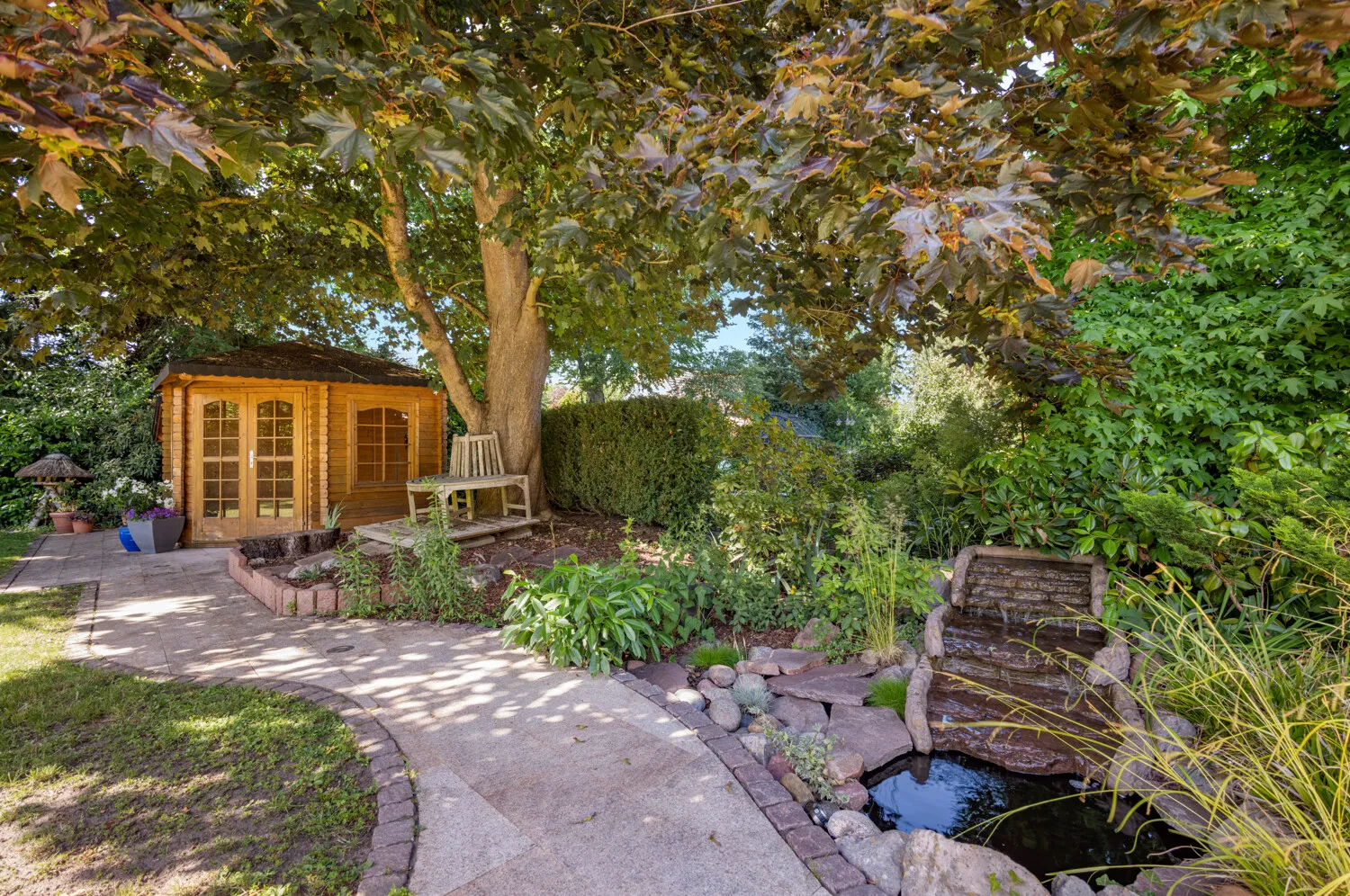 Gartenpavillon / Zierbrunnen mit Wasserspiel