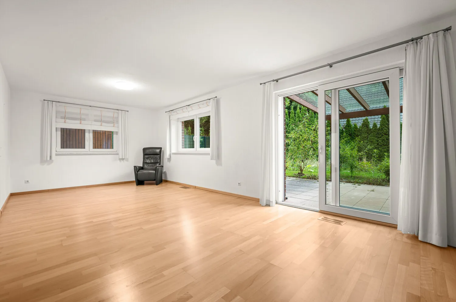 Lichtdurchflutetes Wohn- und Esszimmer miit Übergang zum Garten