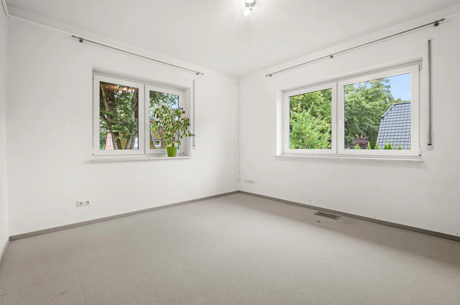 Geräumiges, helles Zimmer mit Blick in die ansprechende Nachbarschaft