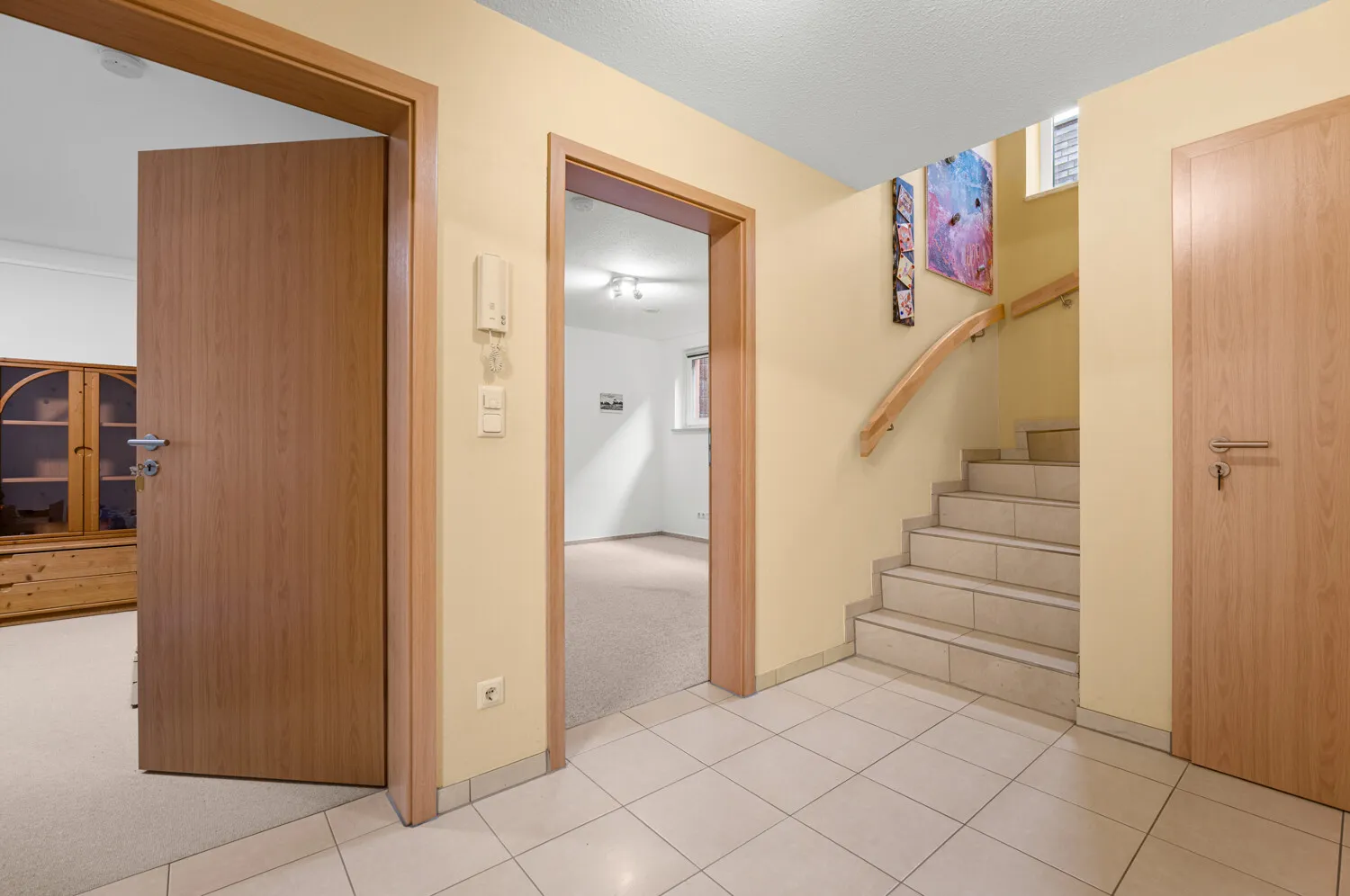 Wohnkeller mit zwei wohnlich ausgebauten Räumen mit Deckenhöhe von ca. 2,50 Meter