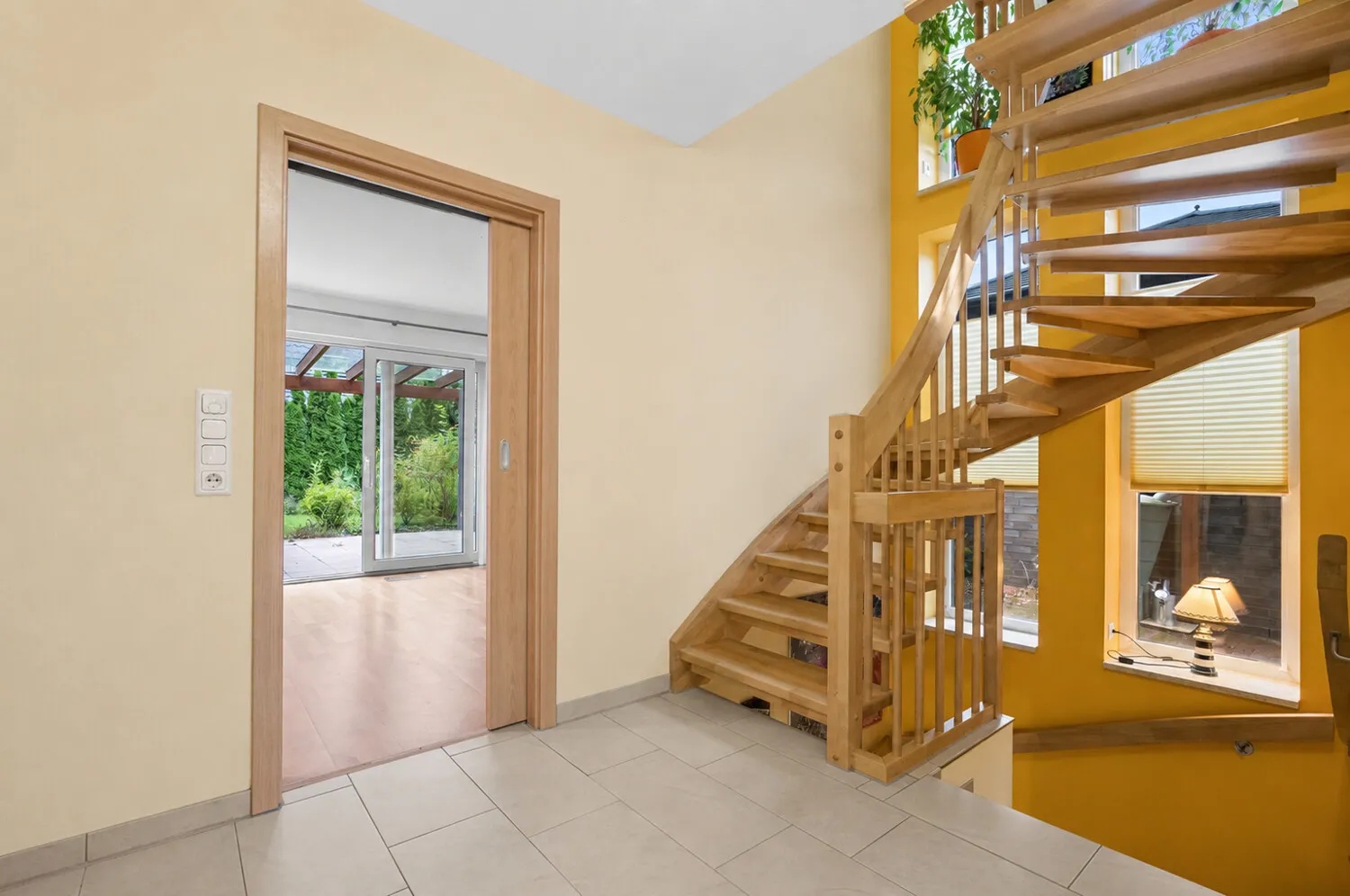 Helle Diele mit stilechter Massivholztreppe