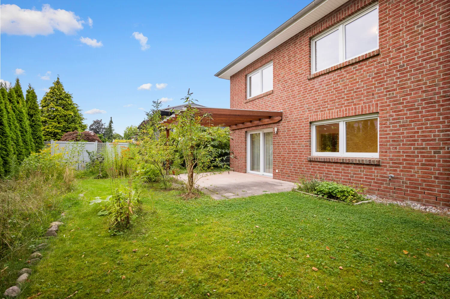 Gartenansicht mit großer überdachte Terrasse